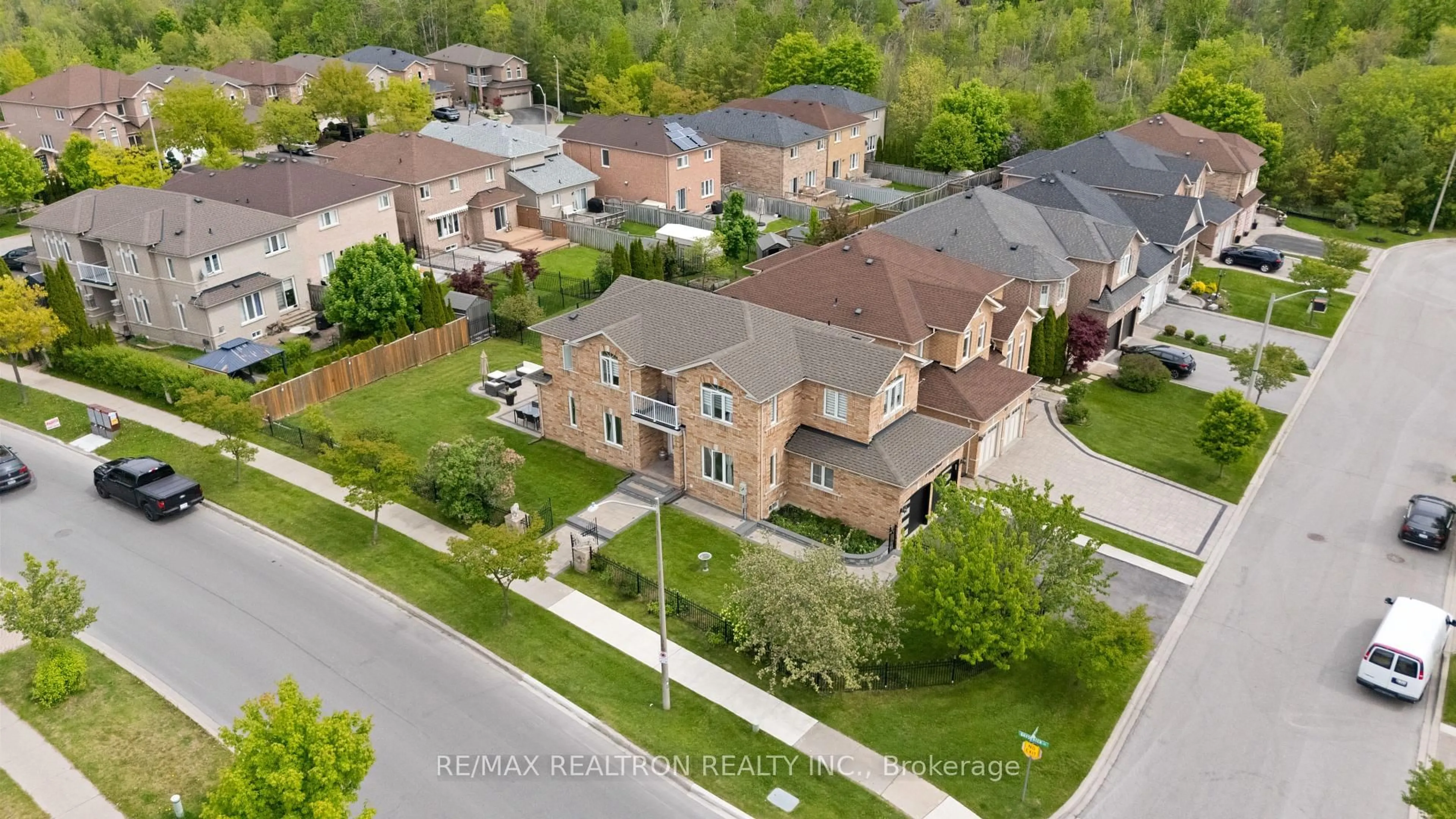 A pic from outside/outdoor area/front of a property/back of a property/a pic from drone, street for 1 Emily Crt, Richmond Hill Ontario L4E 4E5
