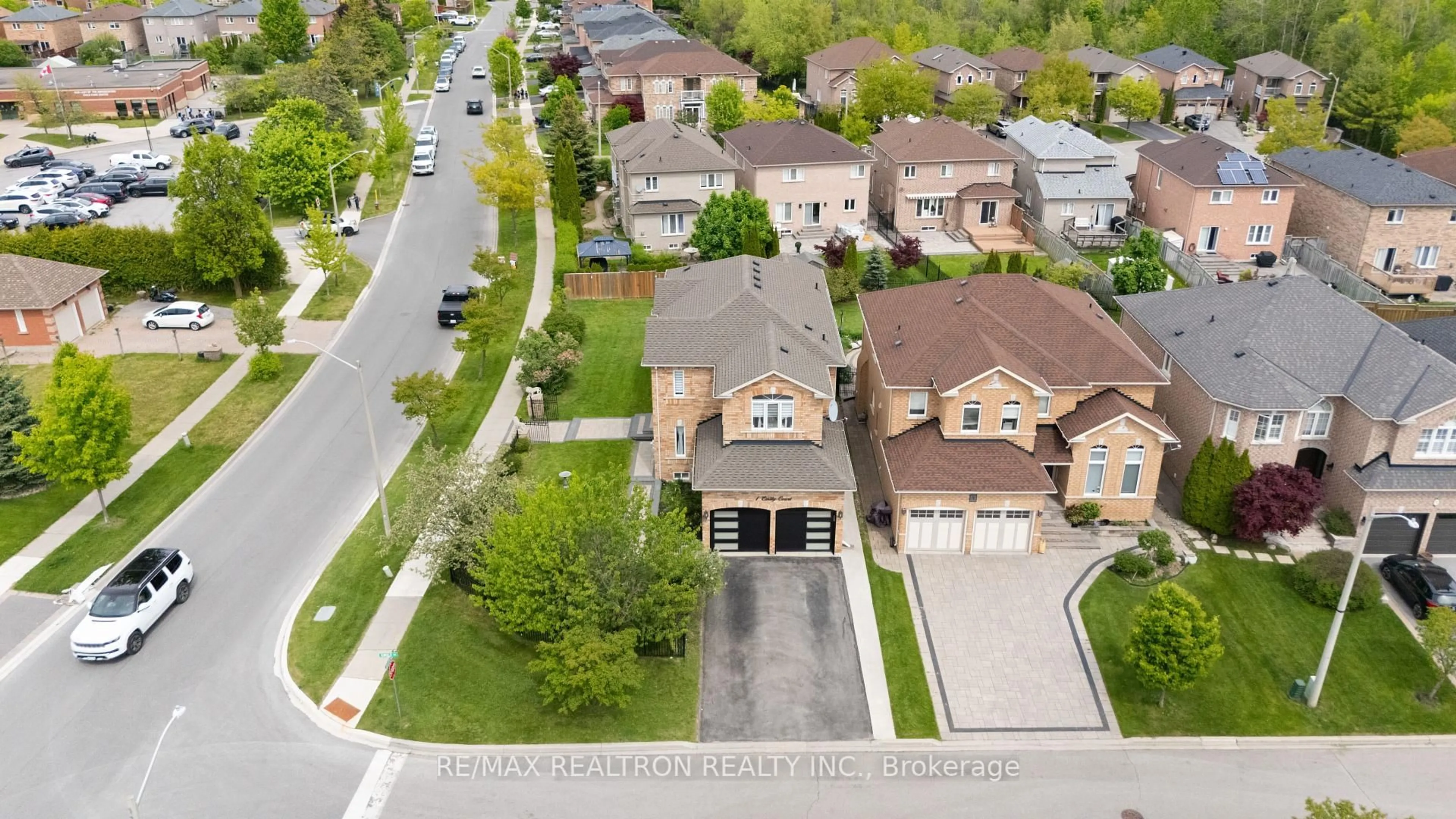 A pic from outside/outdoor area/front of a property/back of a property/a pic from drone, street for 1 Emily Crt, Richmond Hill Ontario L4E 4E5