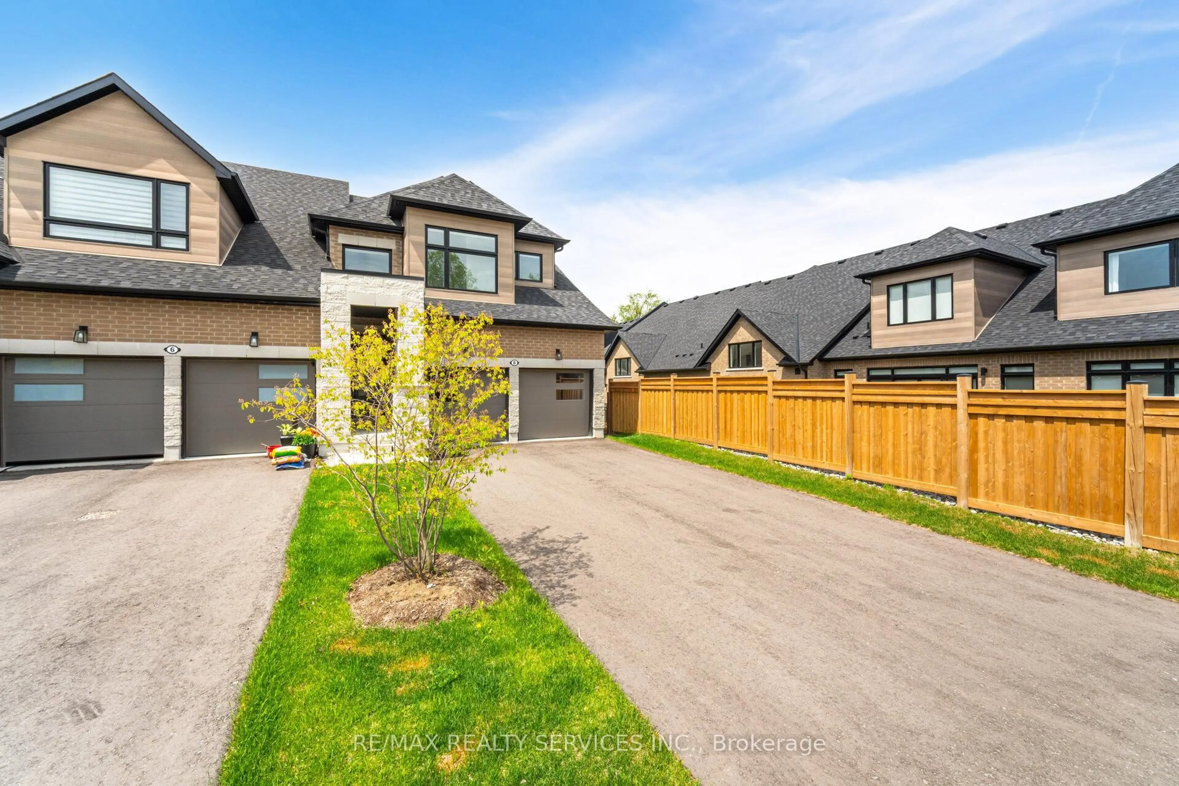 A pic from outside/outdoor area/front of a property/back of a property/a pic from drone, street for 8 Lois Torrance Tr, Uxbridge Ontario L9P 0R9