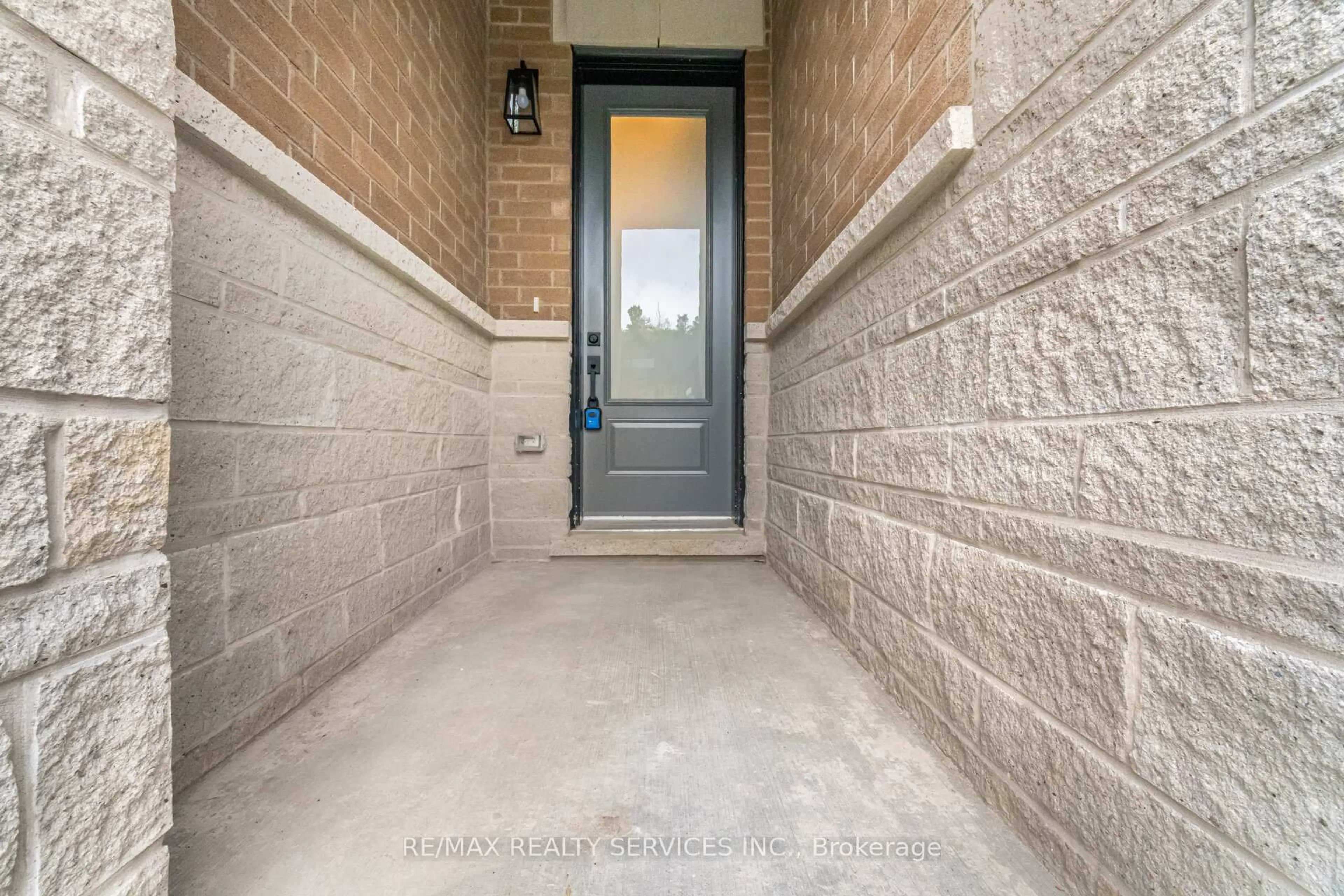 Indoor entryway for 8 Lois Torrance Tr, Uxbridge Ontario L9P 0R9