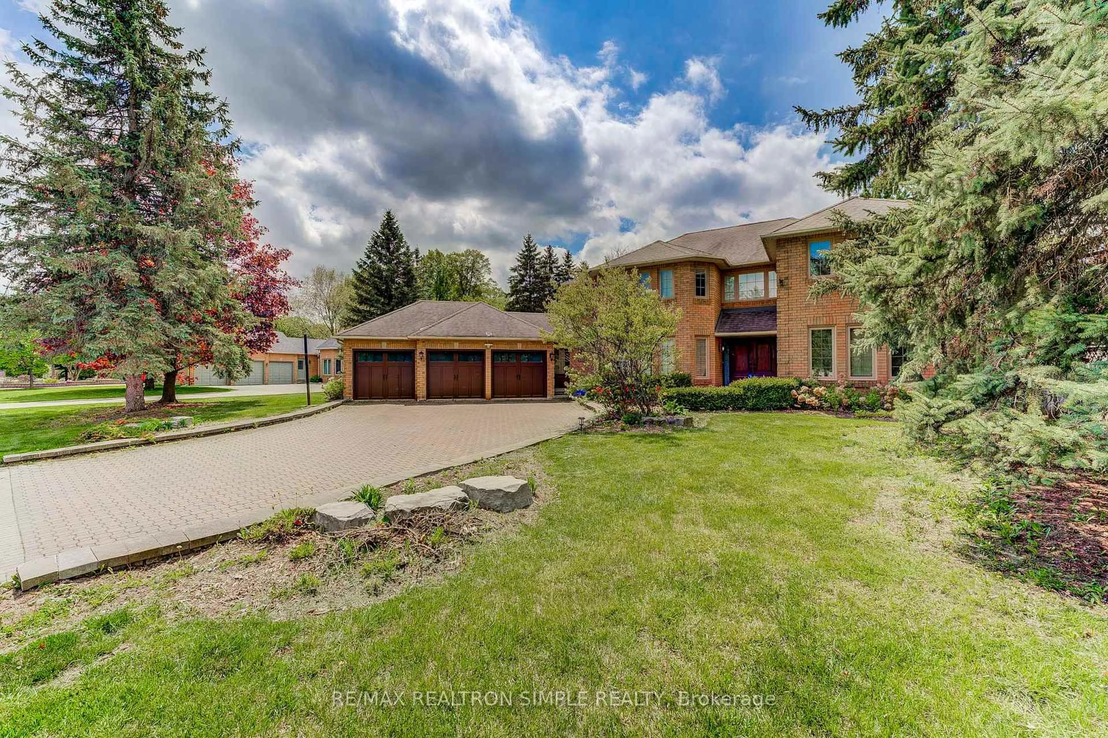 A pic from outside/outdoor area/front of a property/back of a property/a pic from drone, unknown for 90 Treegrove Circ, Aurora Ontario L4G 2J9