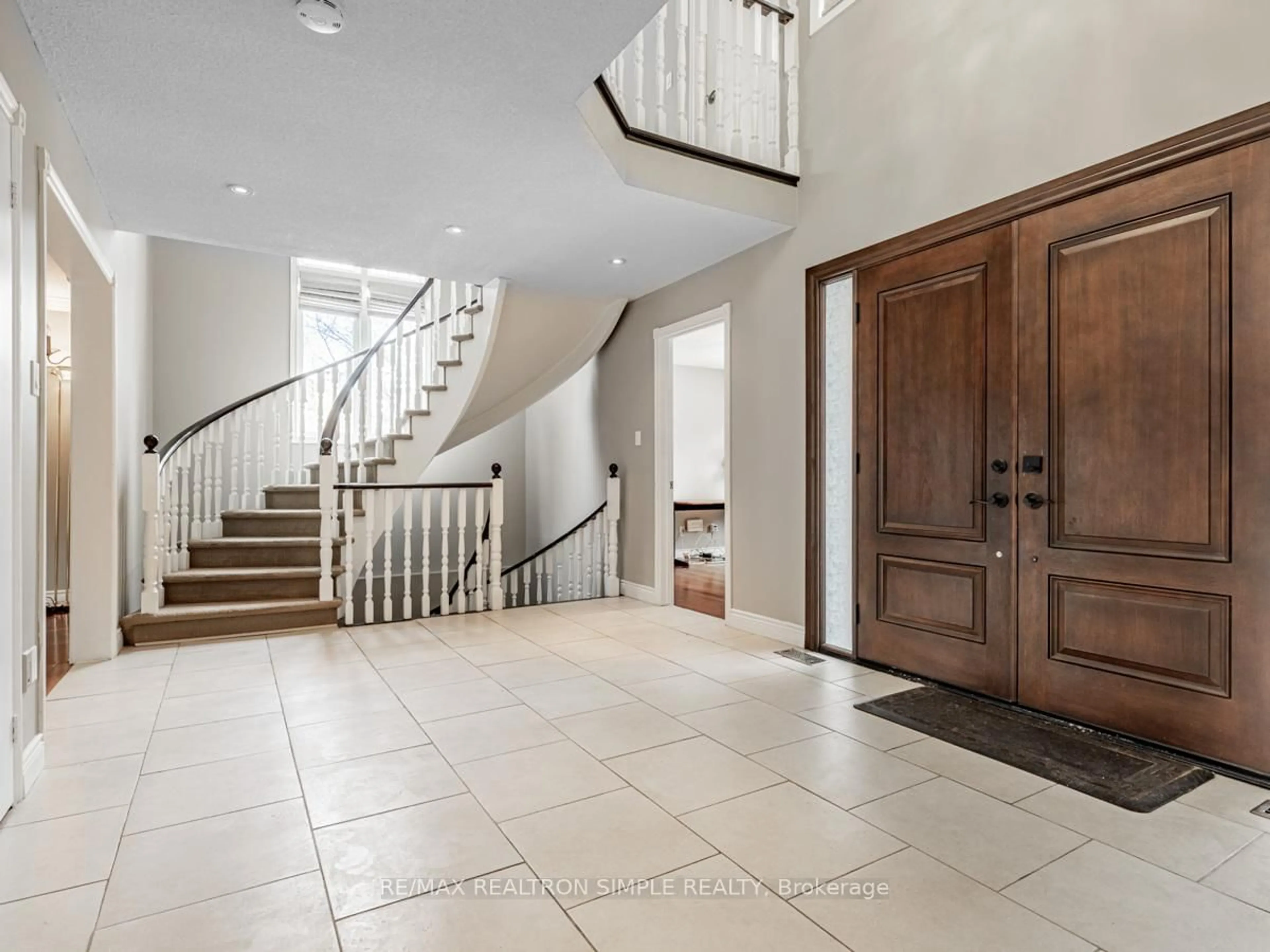 Indoor foyer for 90 Treegrove Circ, Aurora Ontario L4G 2J9