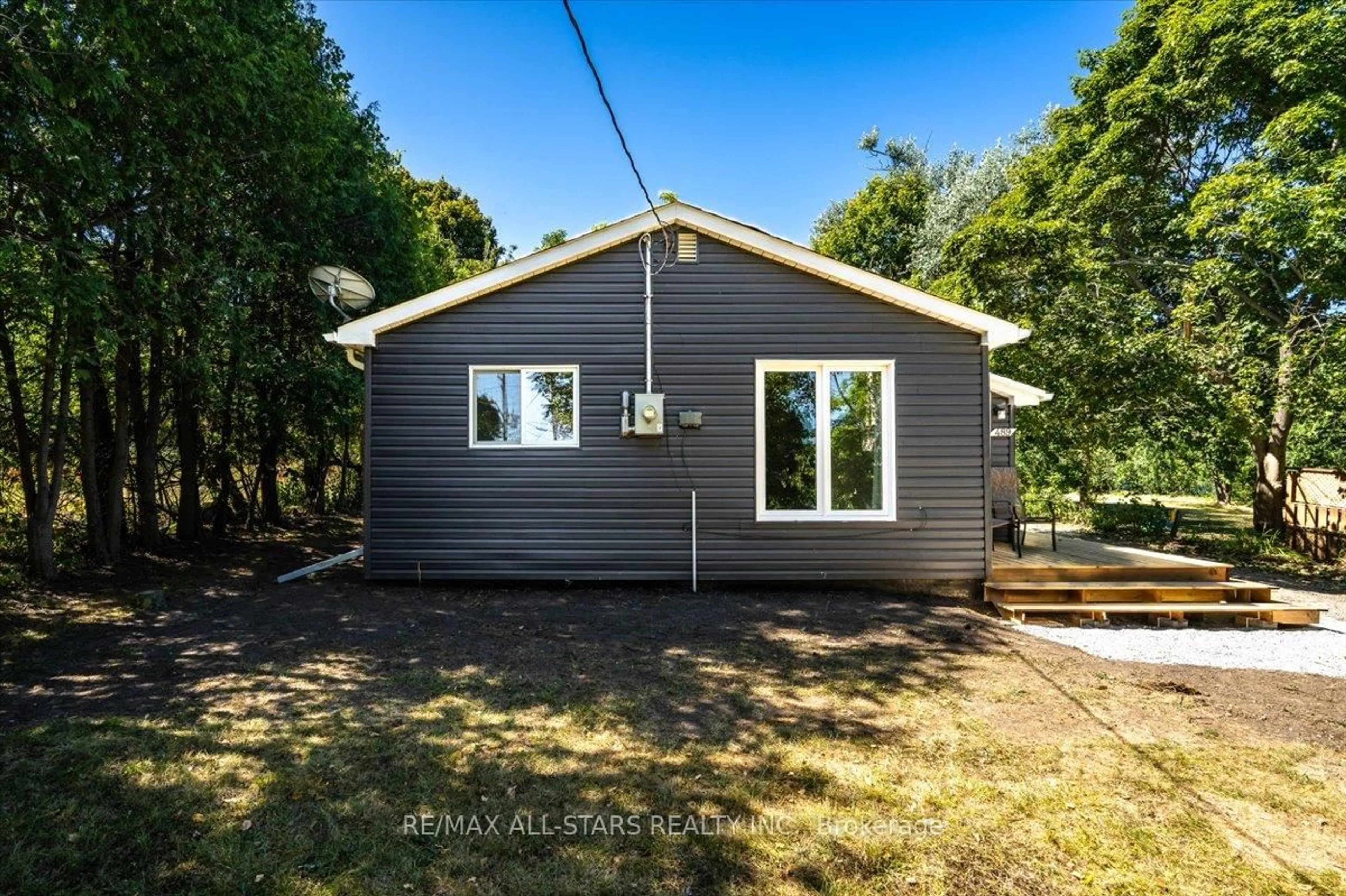 A pic from outside/outdoor area/front of a property/back of a property/a pic from drone, building for 489 Bay St, Brock Ontario L0K 1A0