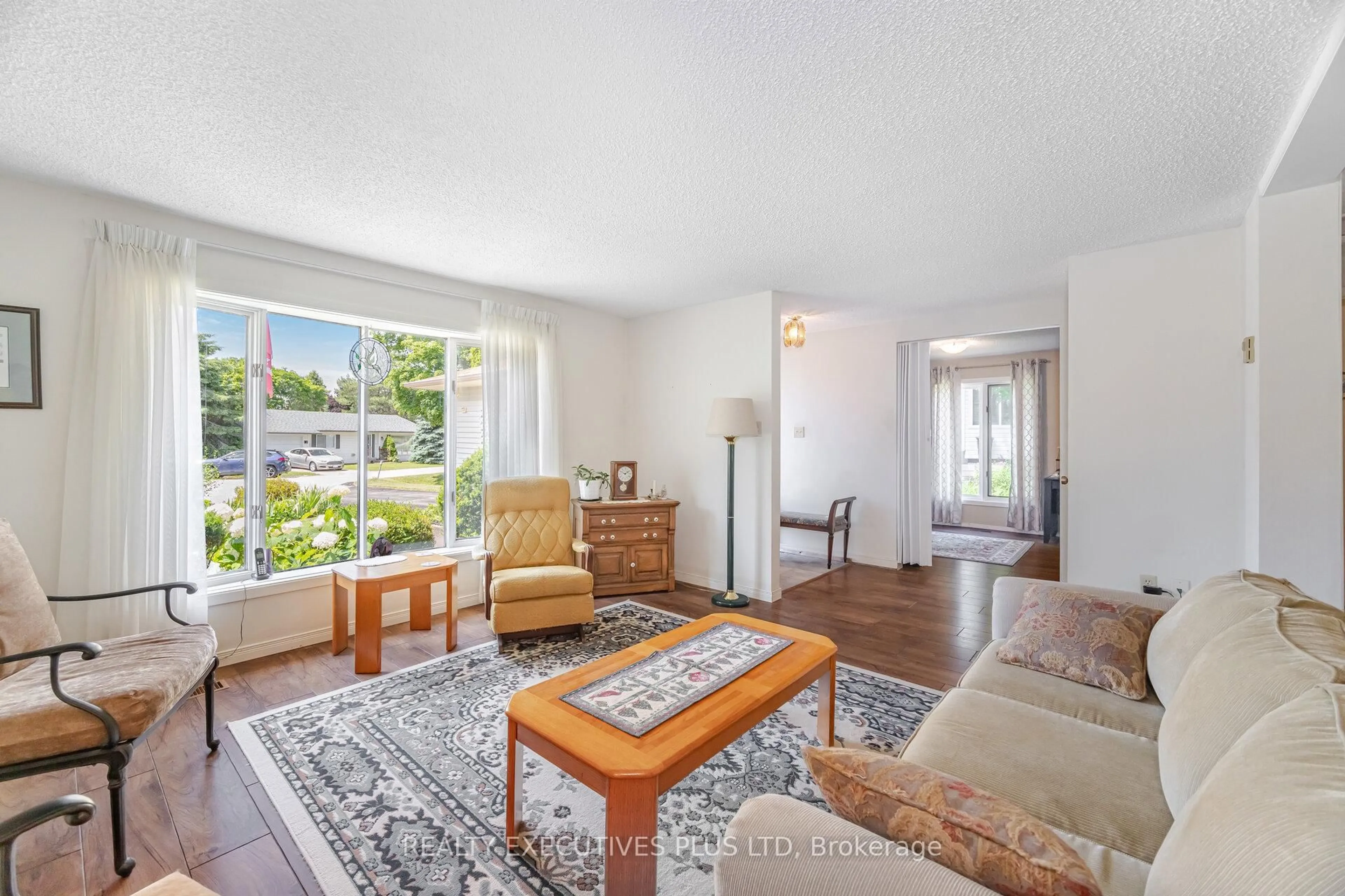 Living room with furniture, unknown for 3 Pineview Crt, New Tecumseth Ontario L0G 1W0