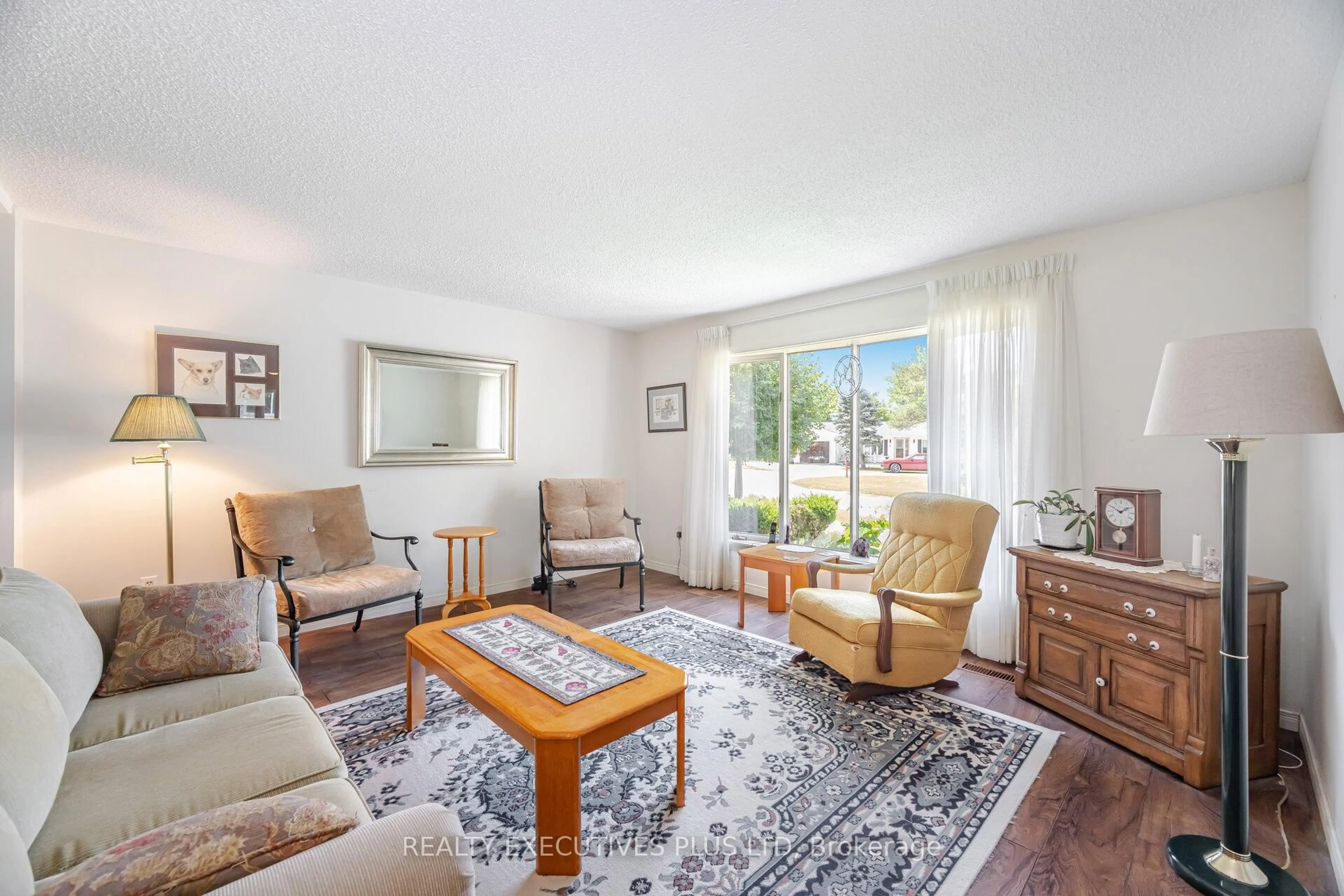Living room with furniture, unknown for 3 Pineview Crt, New Tecumseth Ontario L0G 1W0
