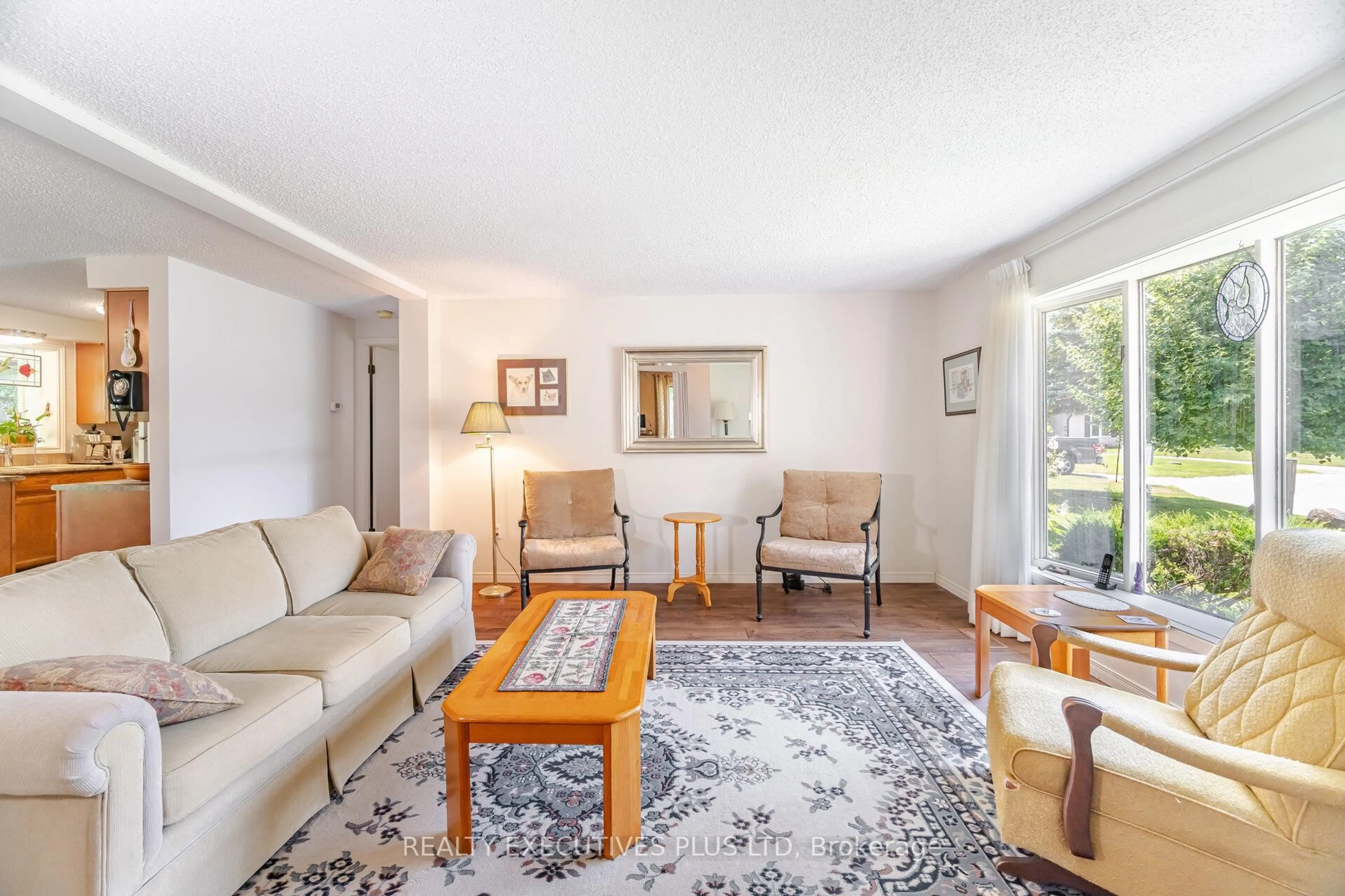 Living room with furniture, unknown for 3 Pineview Crt, New Tecumseth Ontario L0G 1W0