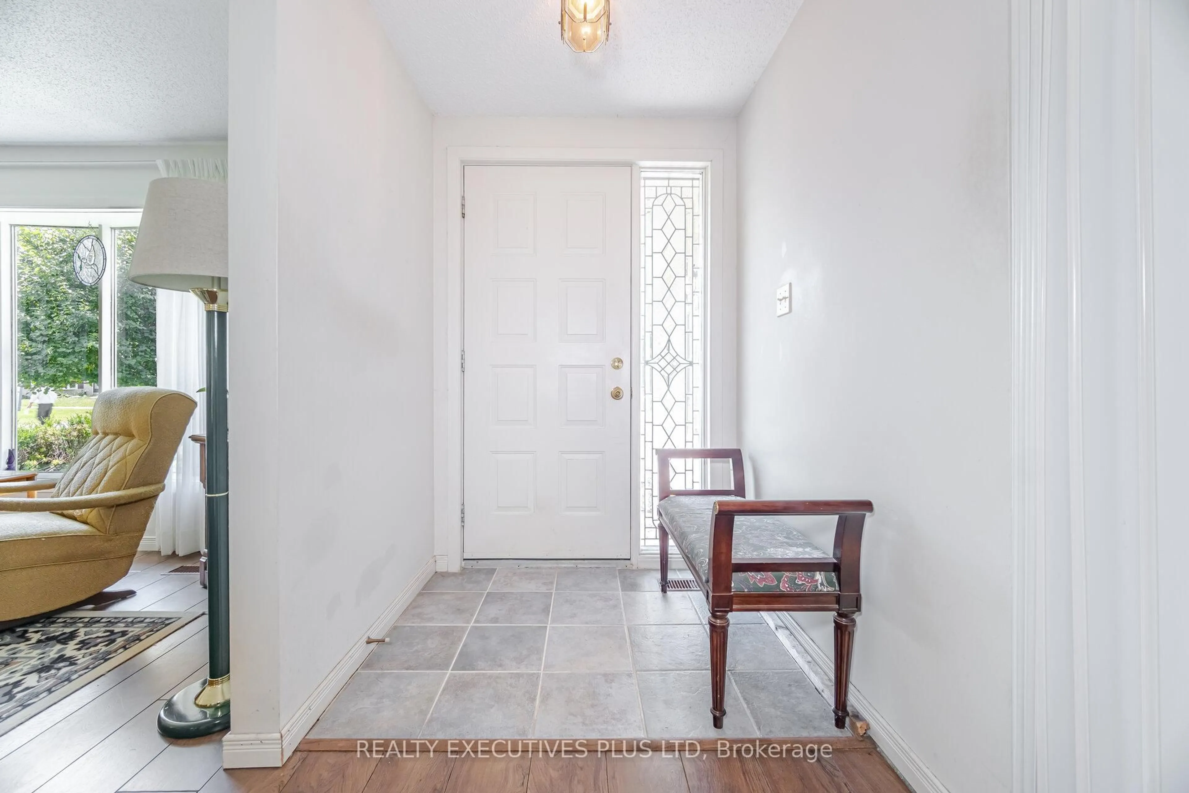 Indoor entryway for 3 Pineview Crt, New Tecumseth Ontario L0G 1W0