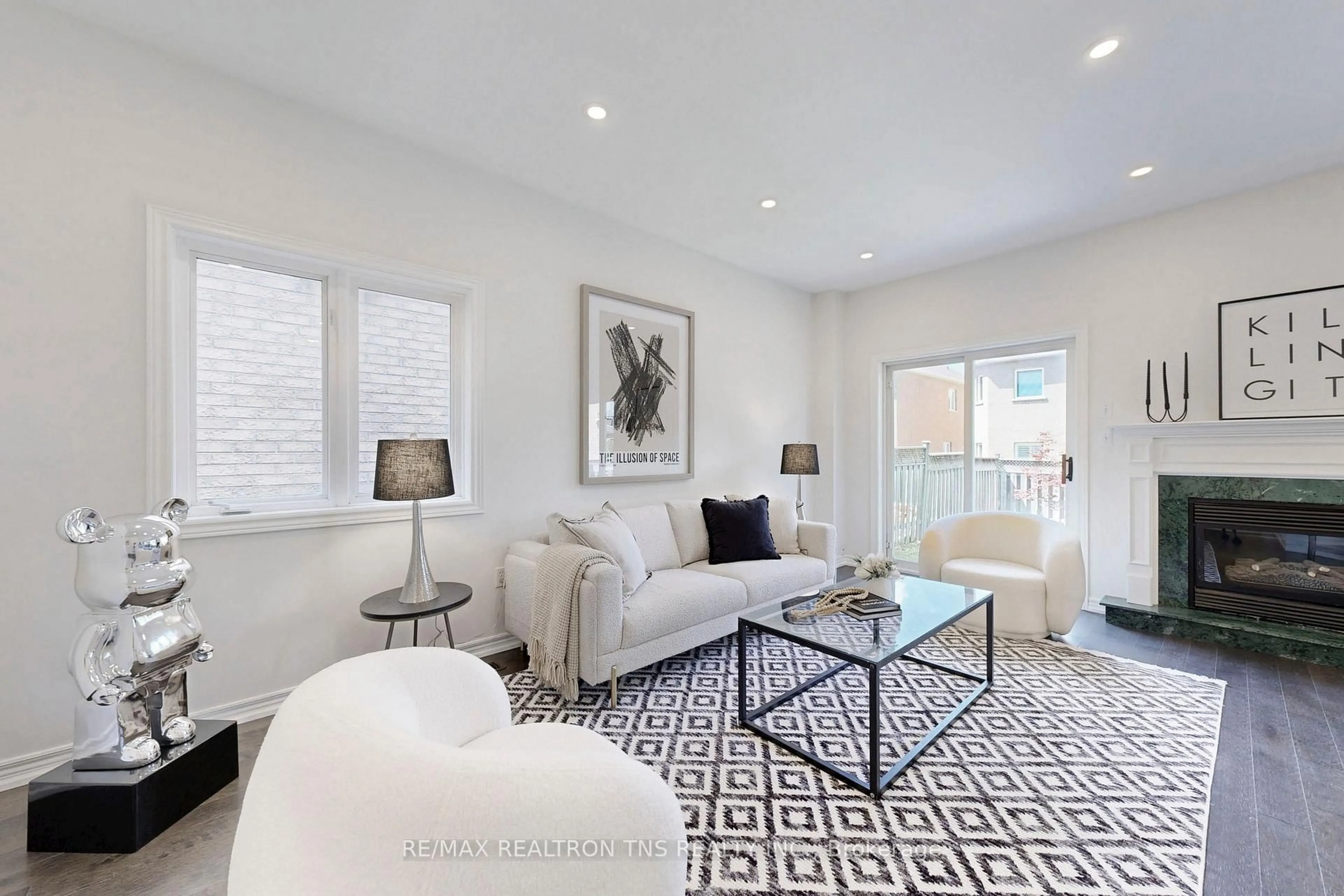 Living room with furniture, unknown for 28 Golden Oak Ave, Richmond Hill Ontario L4S 1Y6