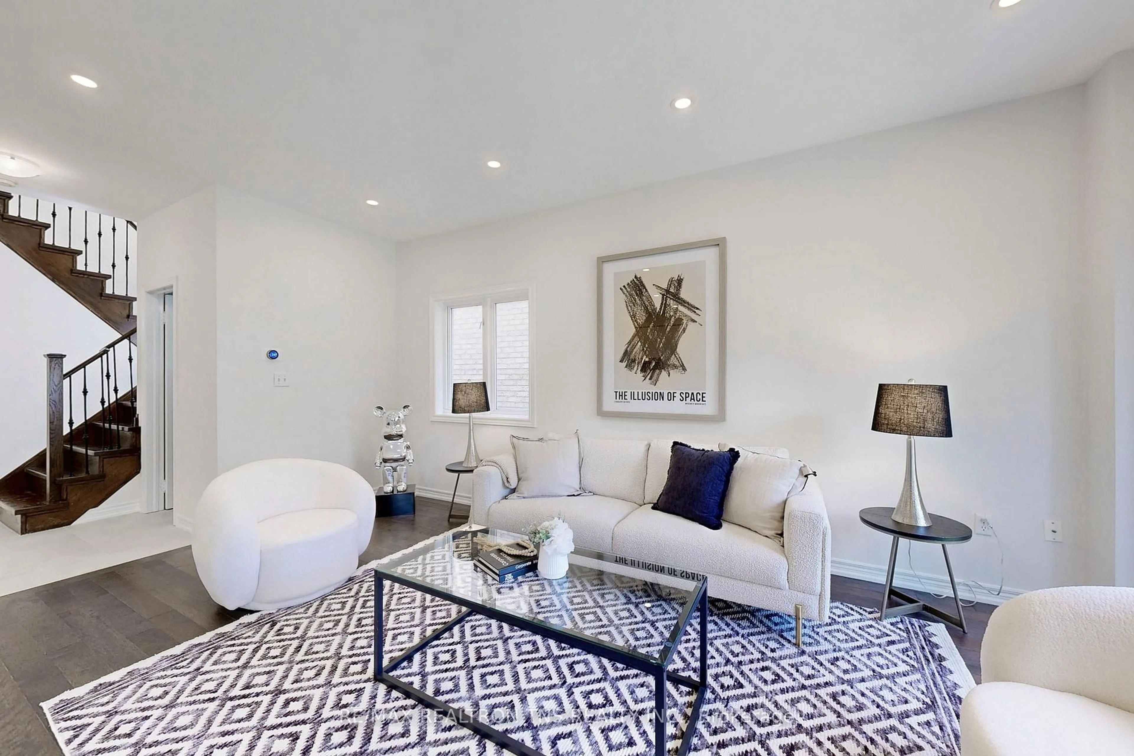 Living room with furniture, unknown for 28 Golden Oak Ave, Richmond Hill Ontario L4S 1Y6