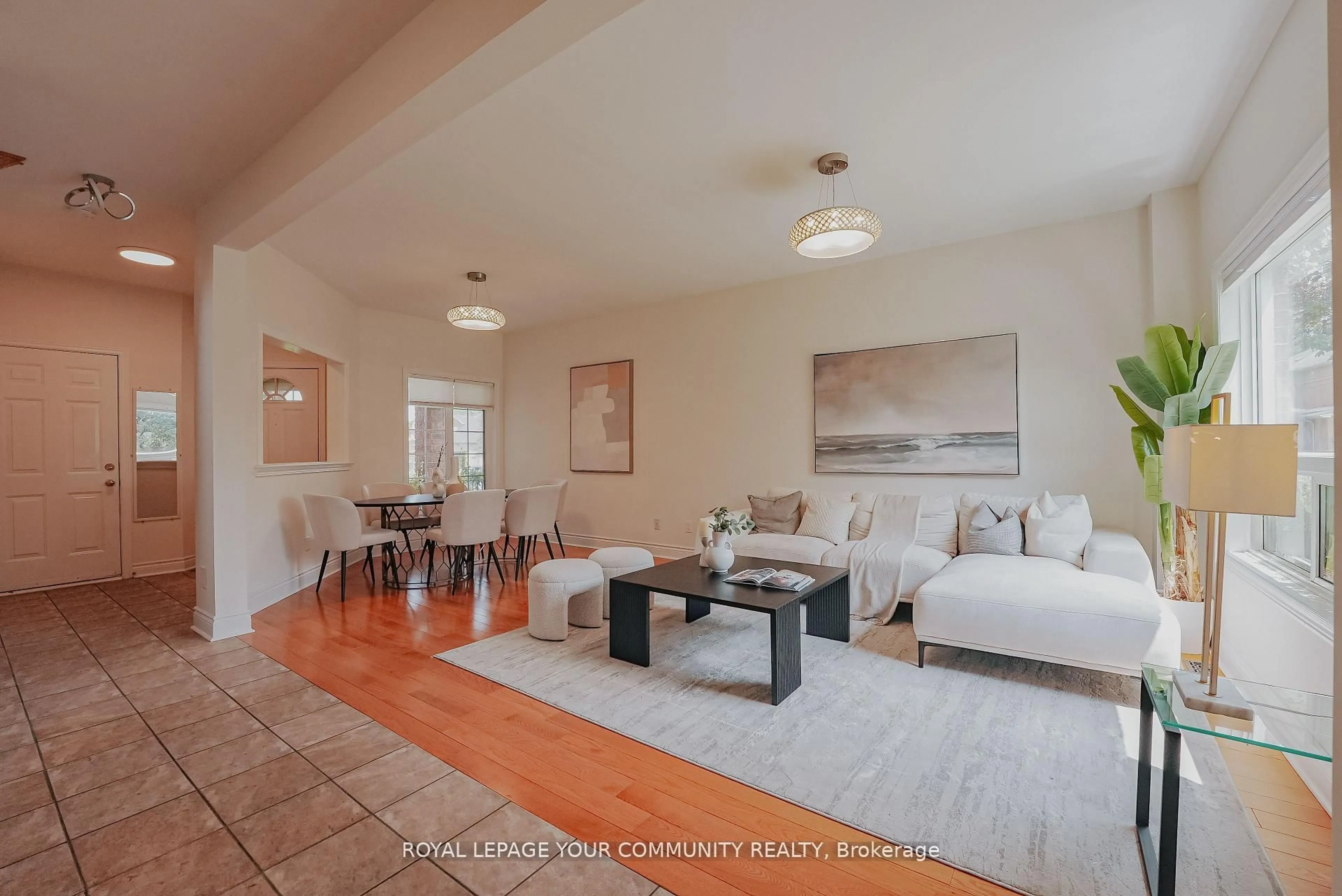 Living room with furniture, unknown for 550 Greig Circ, Newmarket Ontario L3Y 8S6