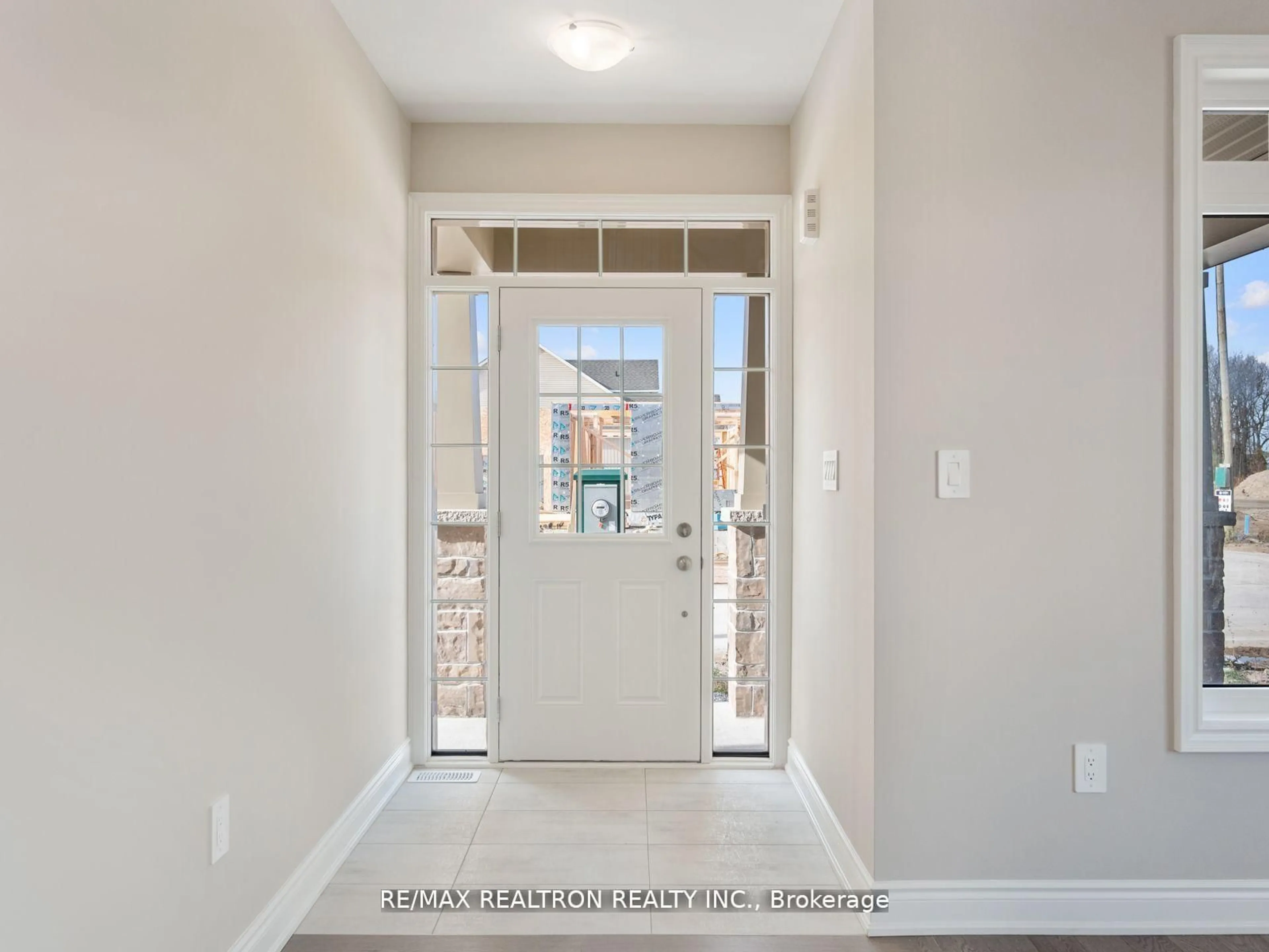 Indoor entryway for 43 Palmira Dr, Georgina Ontario L0E 1R0