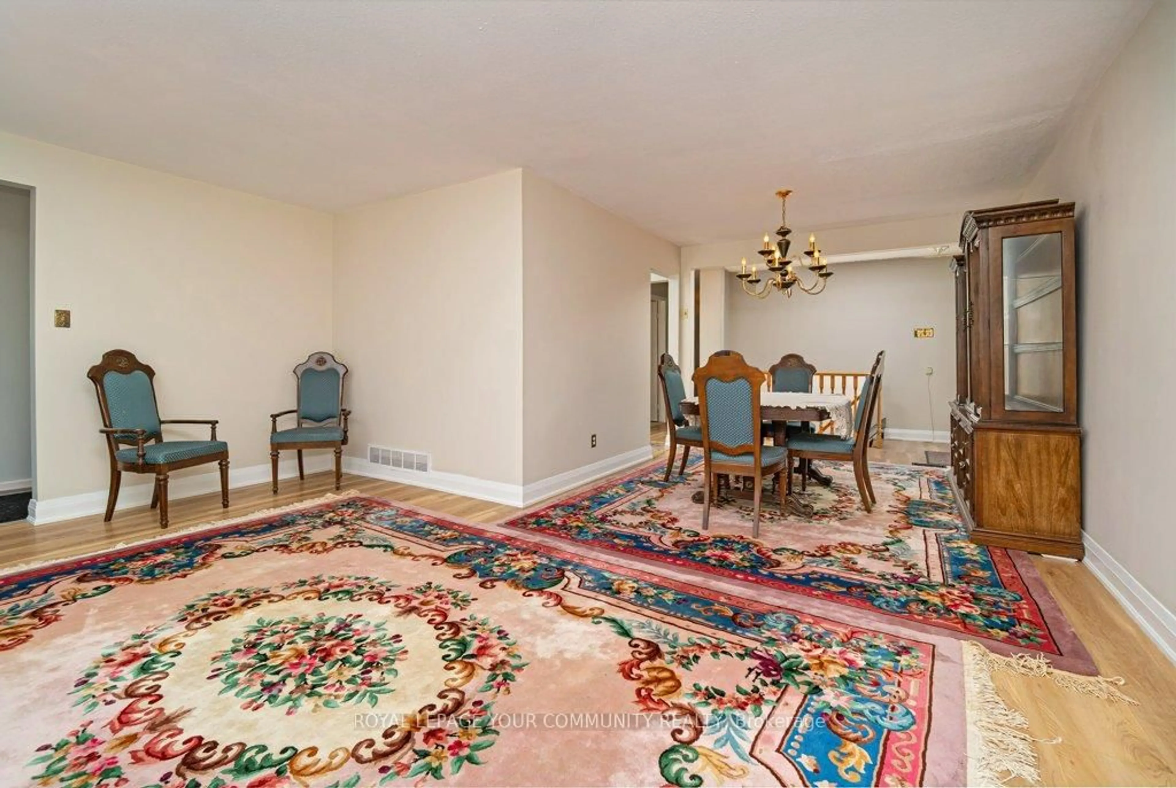 Dining room, carpet floor for 15 Stornoway Cres, Markham Ontario L3T 3X8