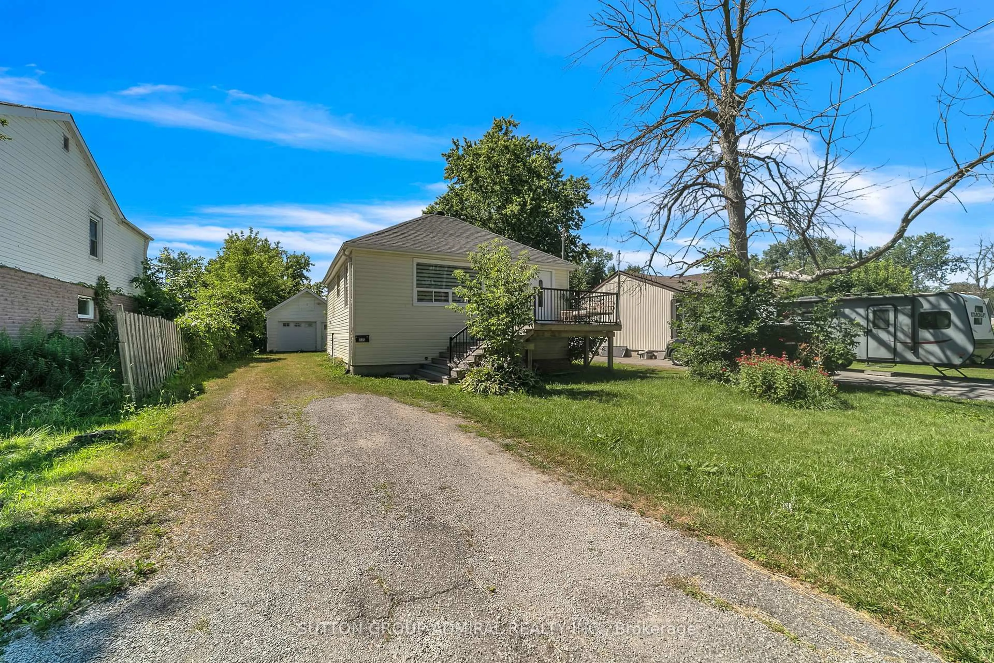 A pic from outside/outdoor area/front of a property/back of a property/a pic from drone, street for 305 Kenwood Ave, Georgina Ontario L4P 2X6