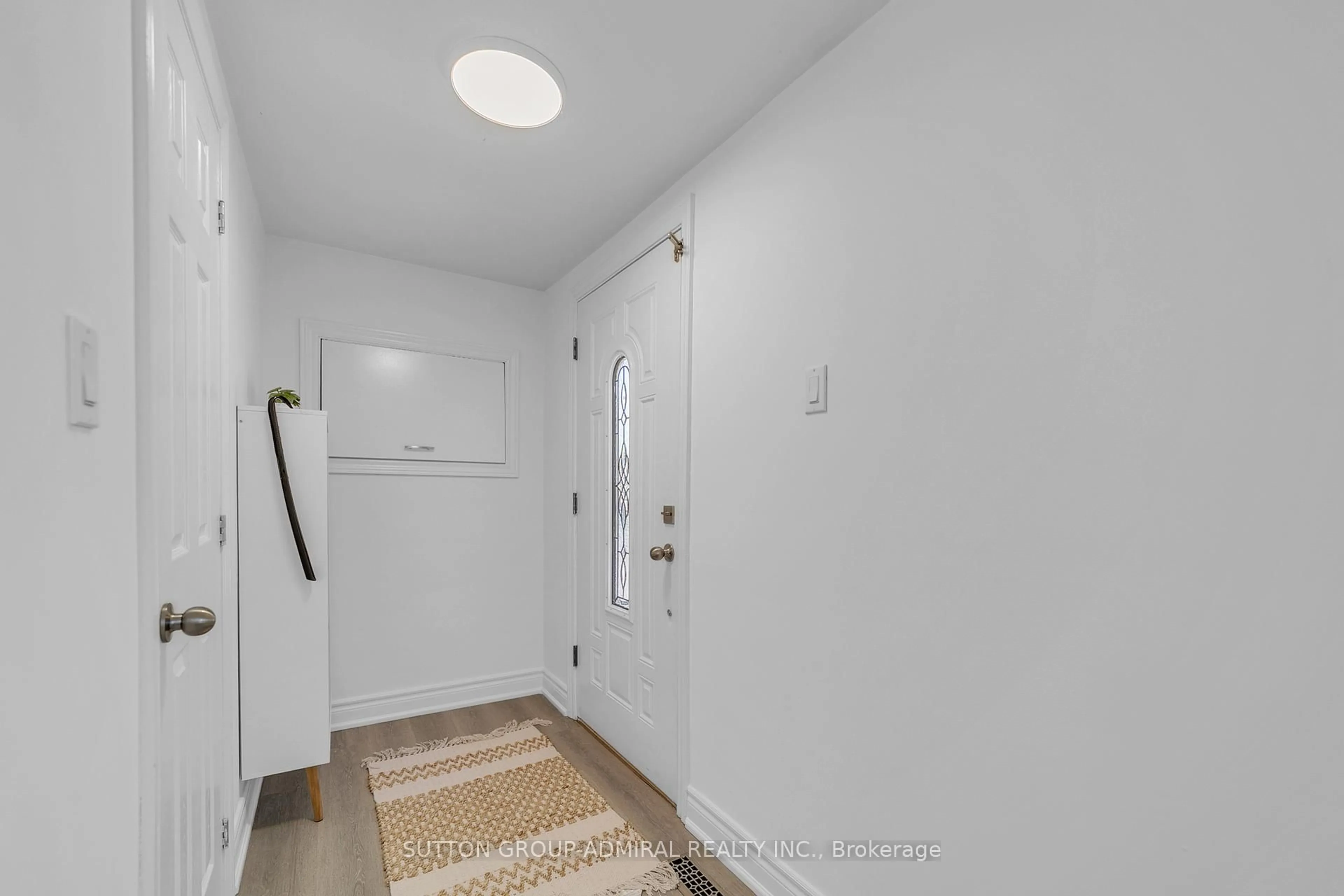 Indoor entryway for 305 Kenwood Ave, Georgina Ontario L4P 2X6