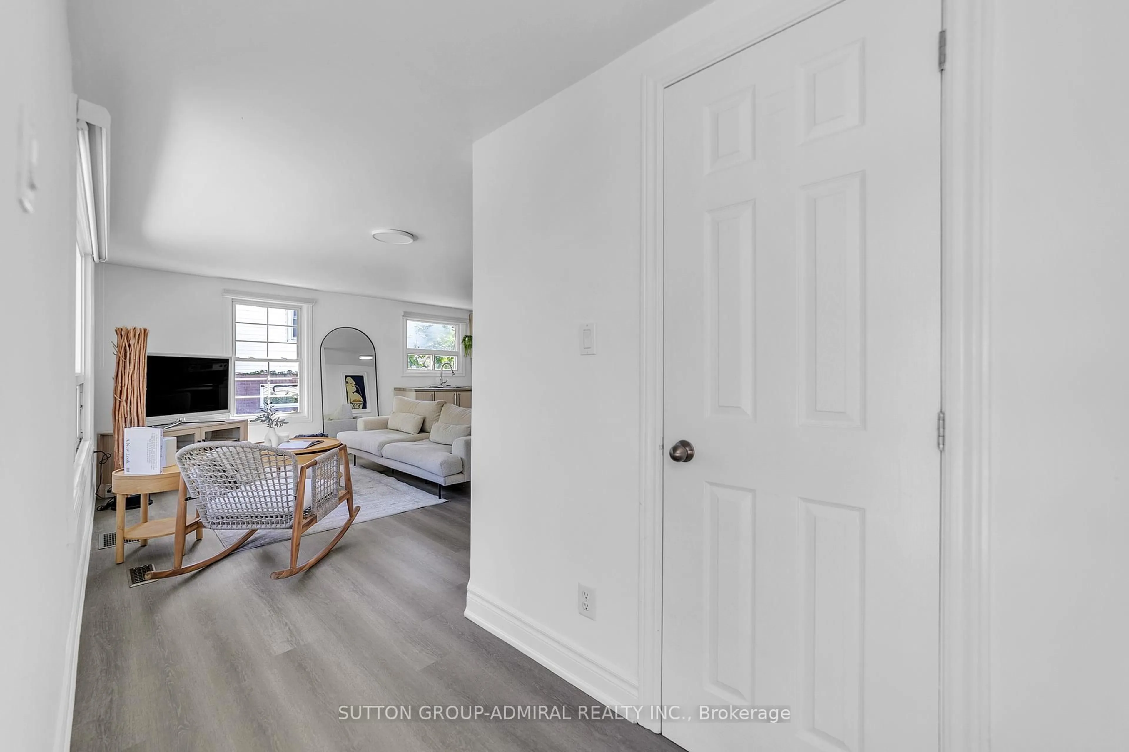 Indoor entryway for 305 Kenwood Ave, Georgina Ontario L4P 2X6