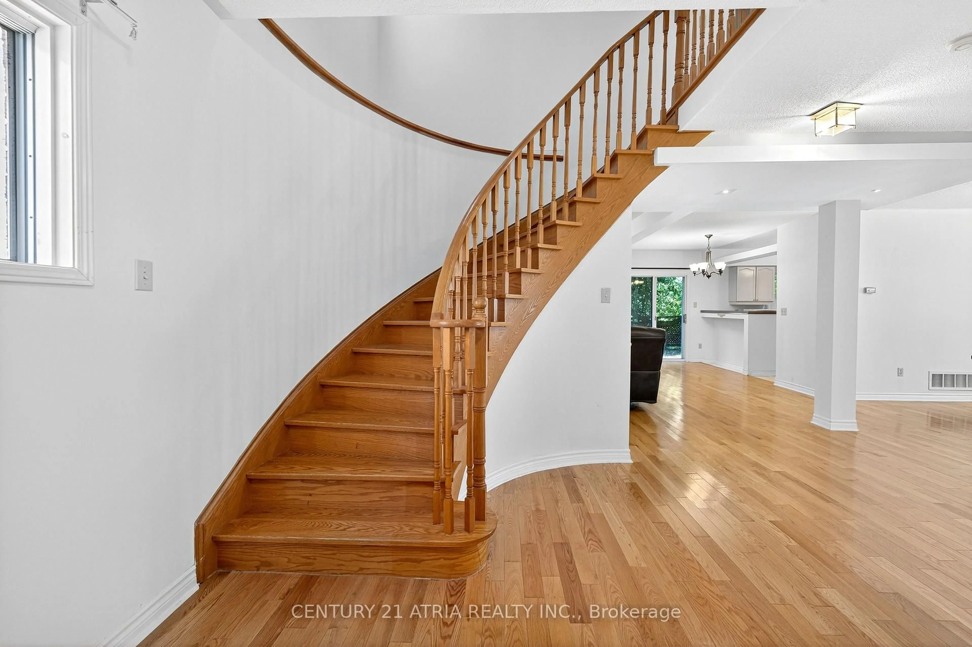 Stairs for 135 Larratt Lane, Richmond Hill Ontario L4C 0E6