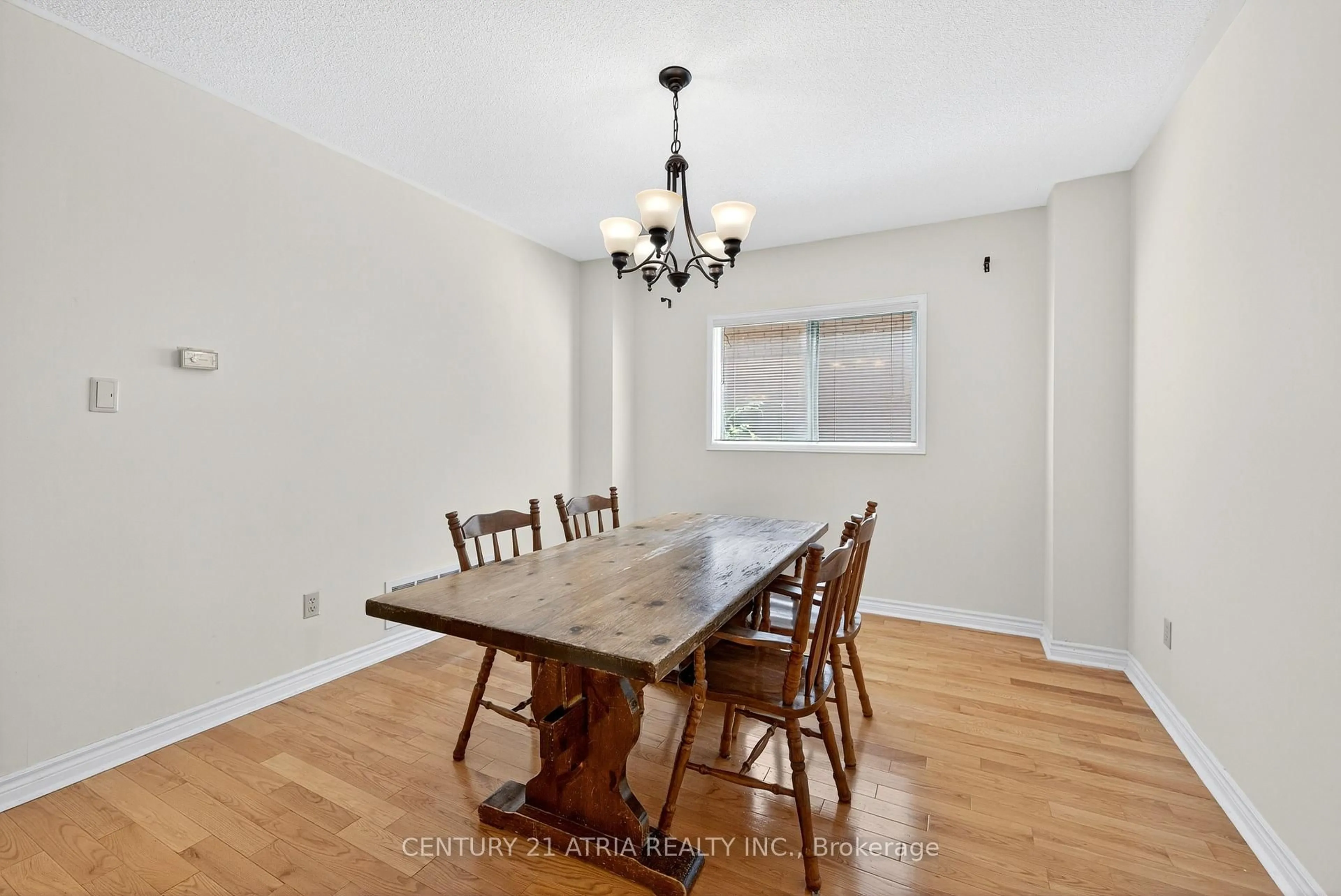 Dining room, wood/laminate floor for 135 Larratt Lane, Richmond Hill Ontario L4C 0E6