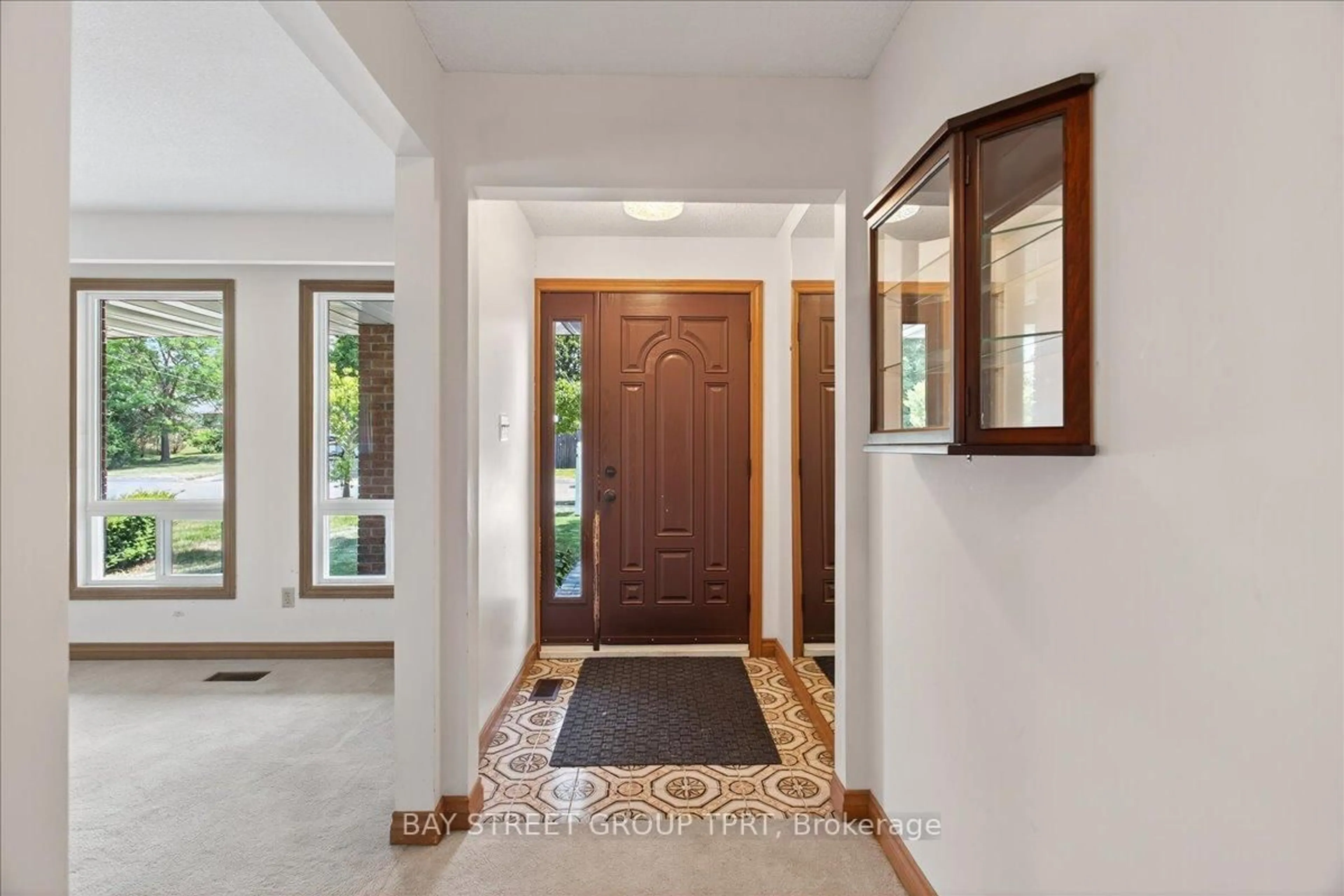 Indoor entryway for 16 Belfry Dr, Newmarket Ontario L3Y 3G1