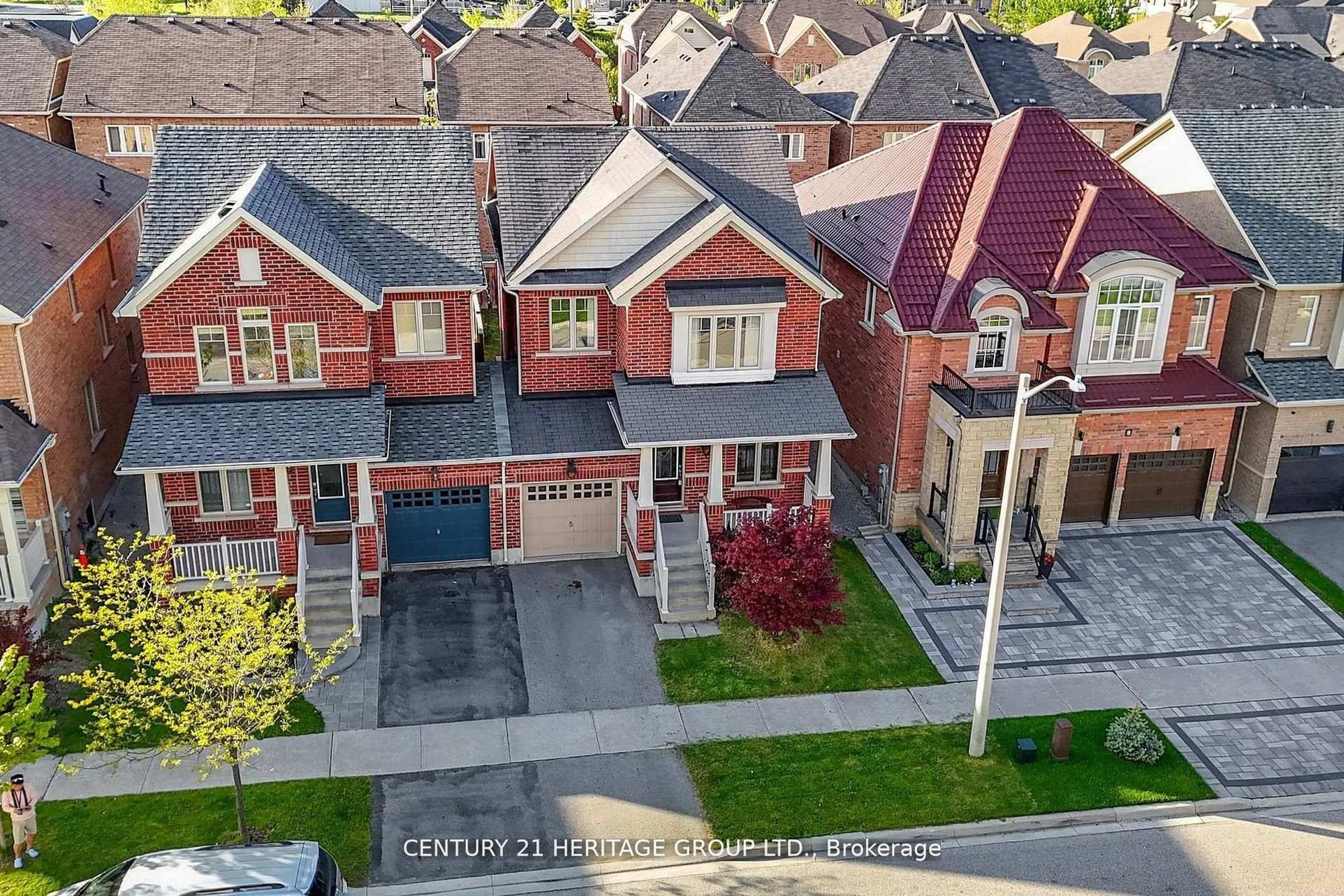 A pic from outside/outdoor area/front of a property/back of a property/a pic from drone, street for 10 Betony Dr, Richmond Hill Ontario L4E 0V7