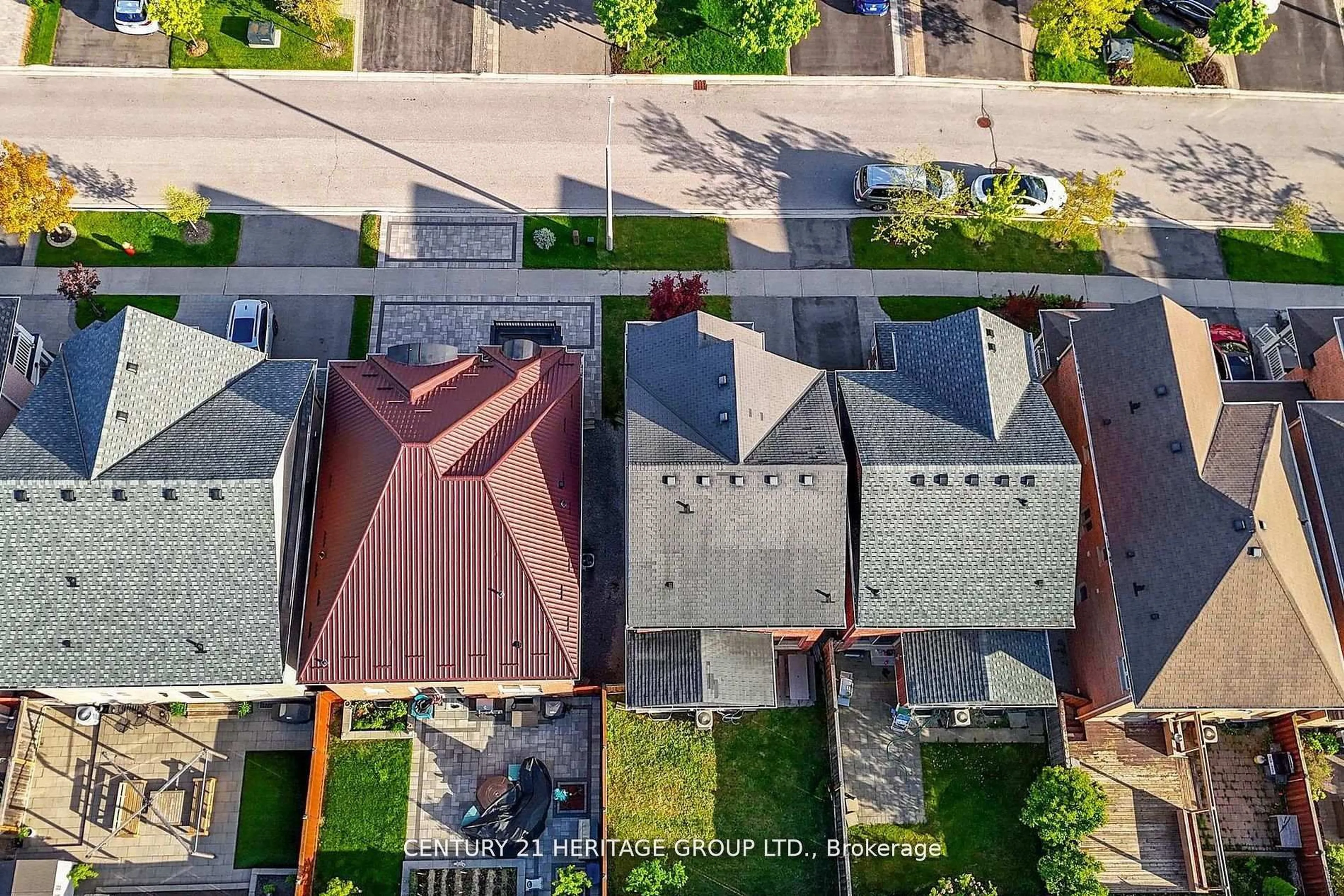 A pic from outside/outdoor area/front of a property/back of a property/a pic from drone, street for 10 Betony Dr, Richmond Hill Ontario L4E 0V7