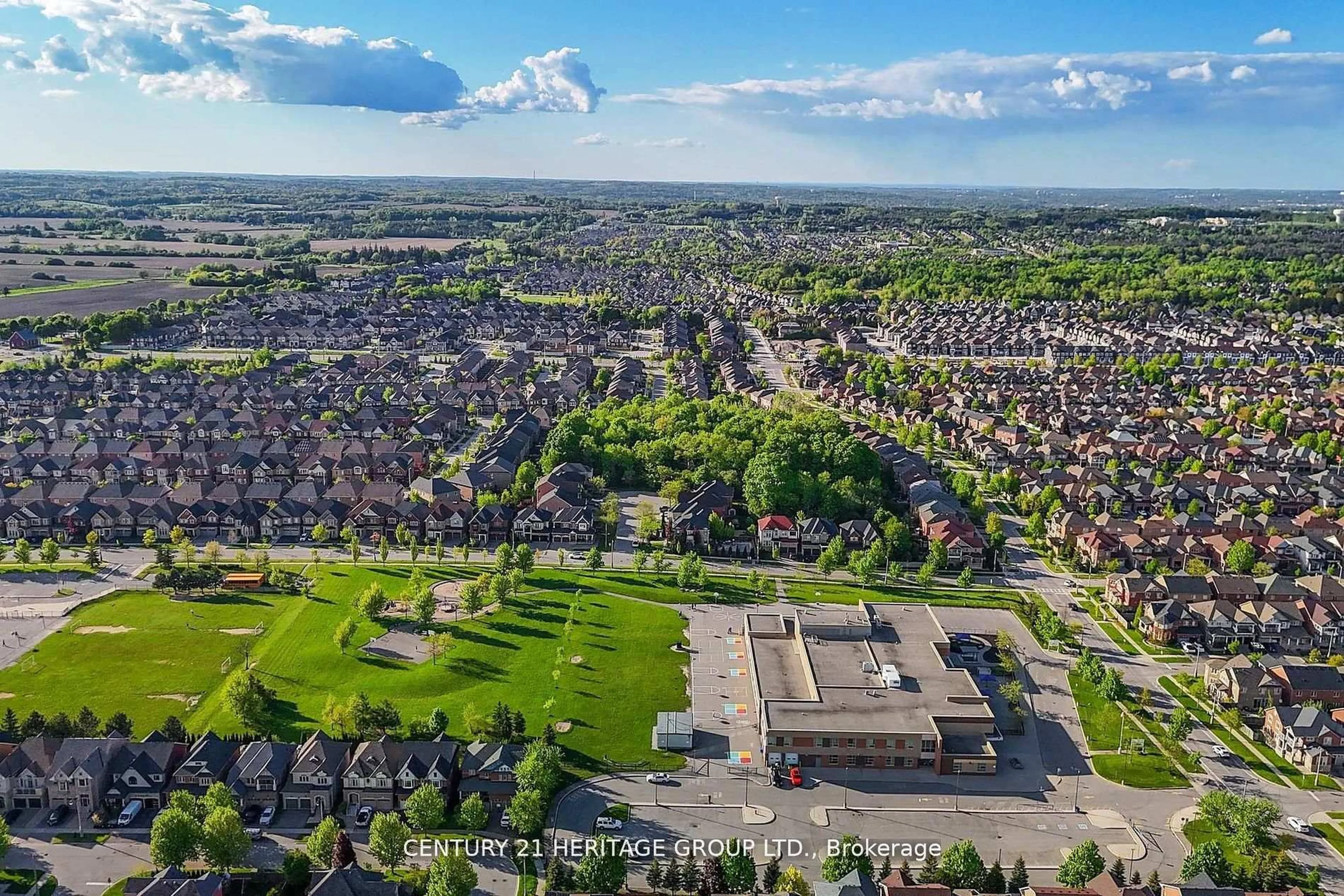 A pic from outside/outdoor area/front of a property/back of a property/a pic from drone, street for 10 Betony Dr, Richmond Hill Ontario L4E 0V7
