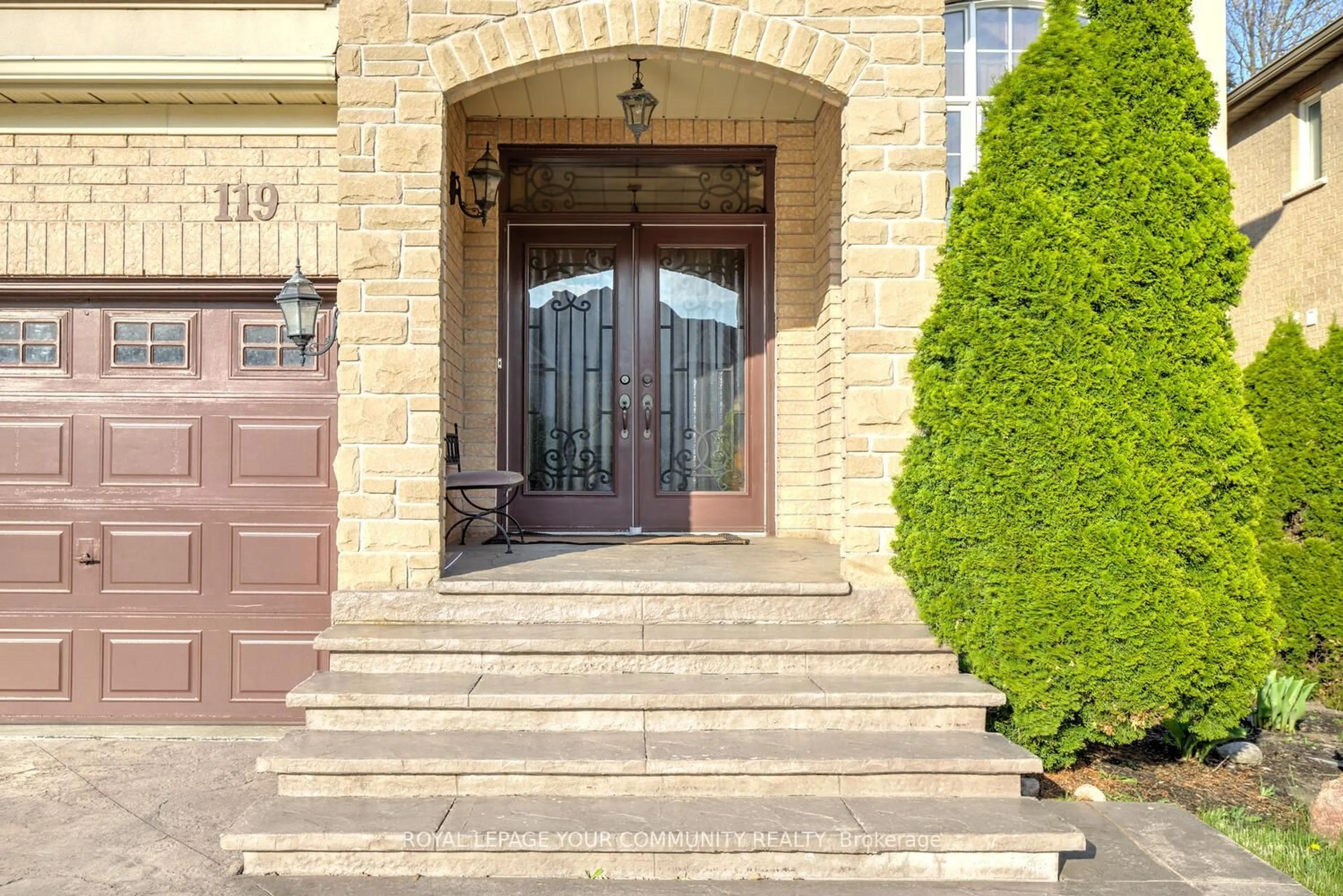 Indoor foyer for 119 Thornhill Woods Dr, Vaughan Ontario L4J 8R5