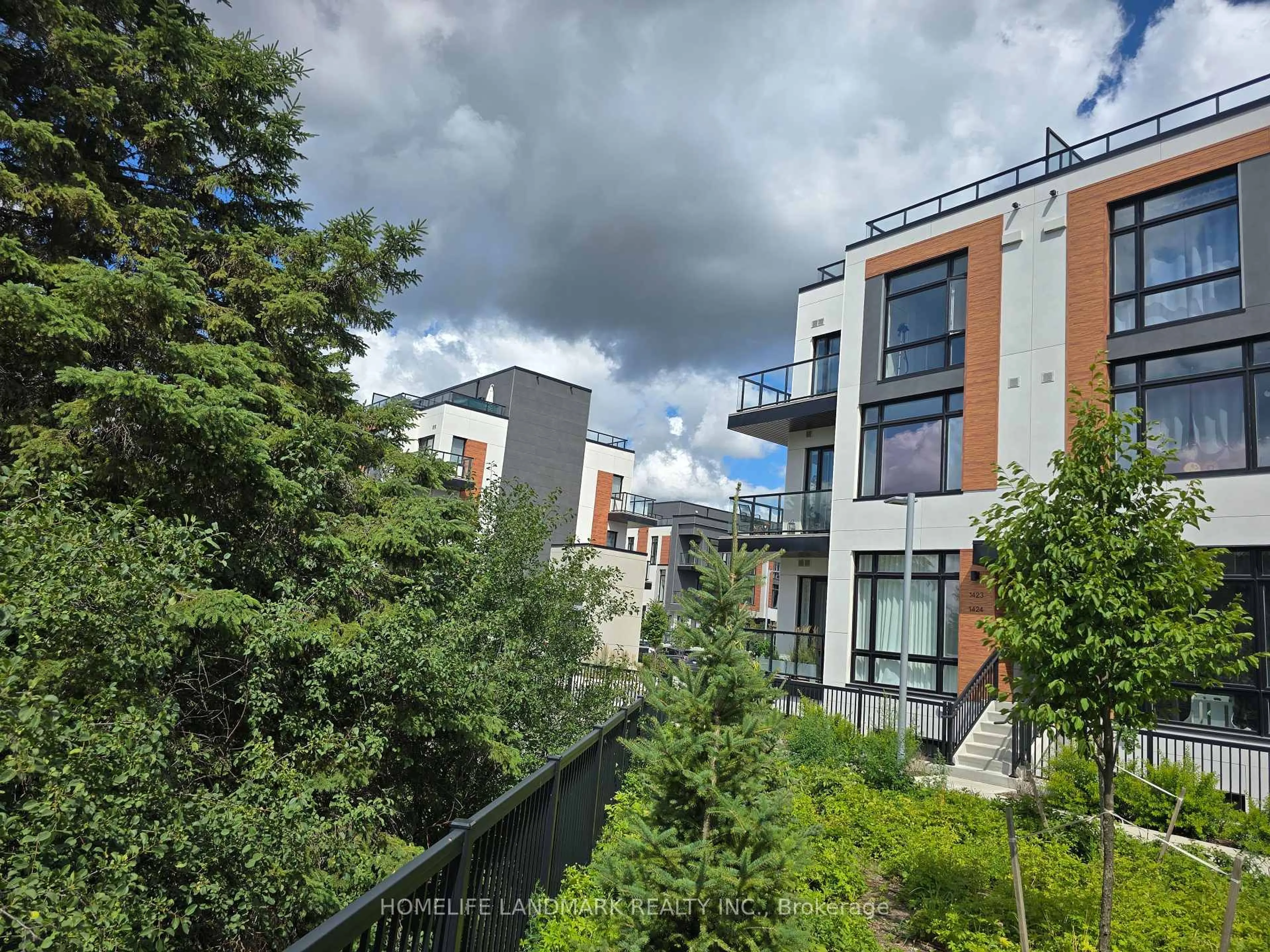 A pic from outside/outdoor area/front of a property/back of a property/a pic from drone, city buildings view from balcony for 15 David Eyer Rd #1423, Richmond Hill Ontario L4S 0N2