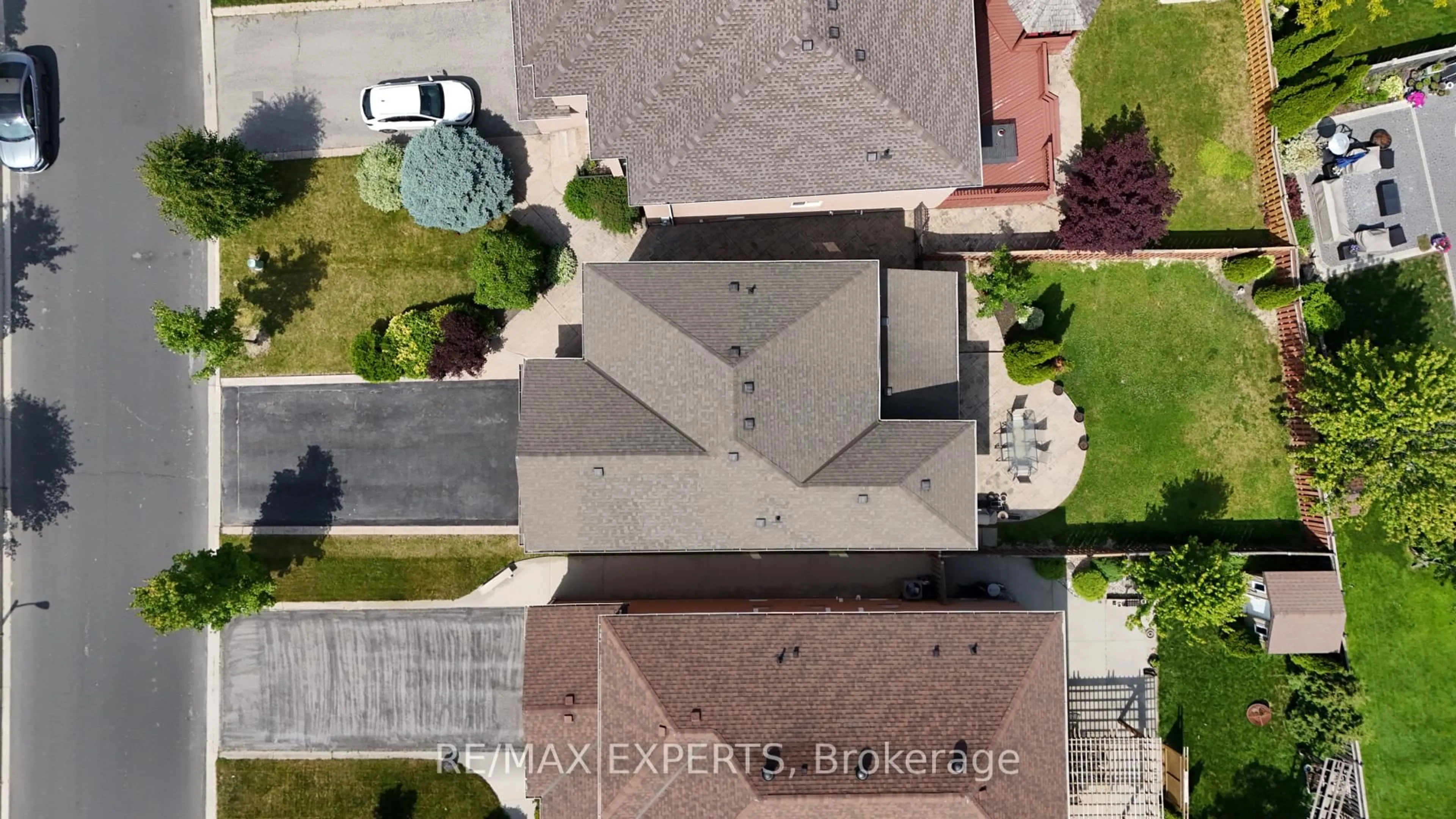 A pic from outside/outdoor area/front of a property/back of a property/a pic from drone, street for 8 Pine Hollow Cres, Vaughan Ontario L6A 2L6