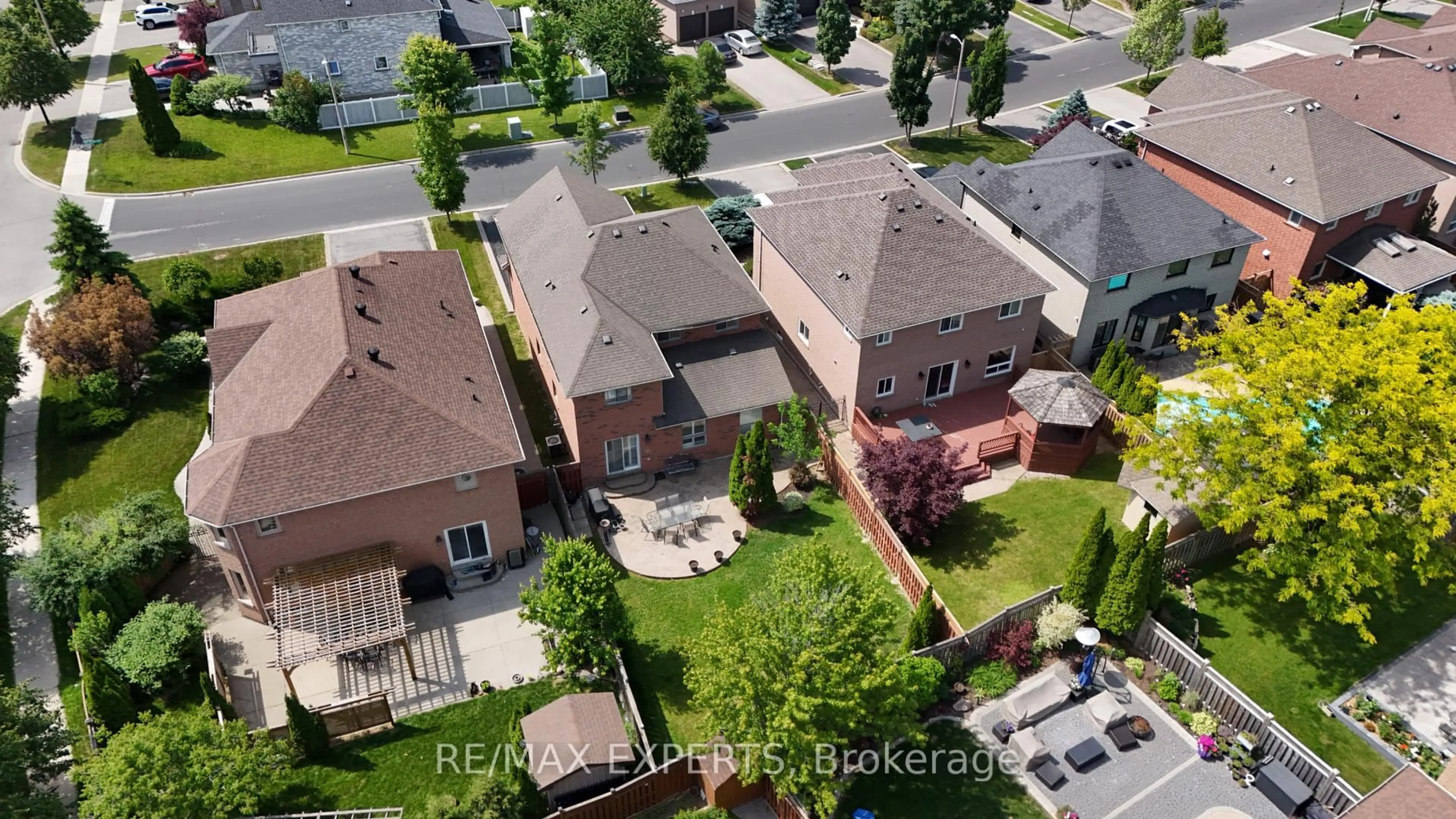 A pic from outside/outdoor area/front of a property/back of a property/a pic from drone, street for 8 Pine Hollow Cres, Vaughan Ontario L6A 2L6