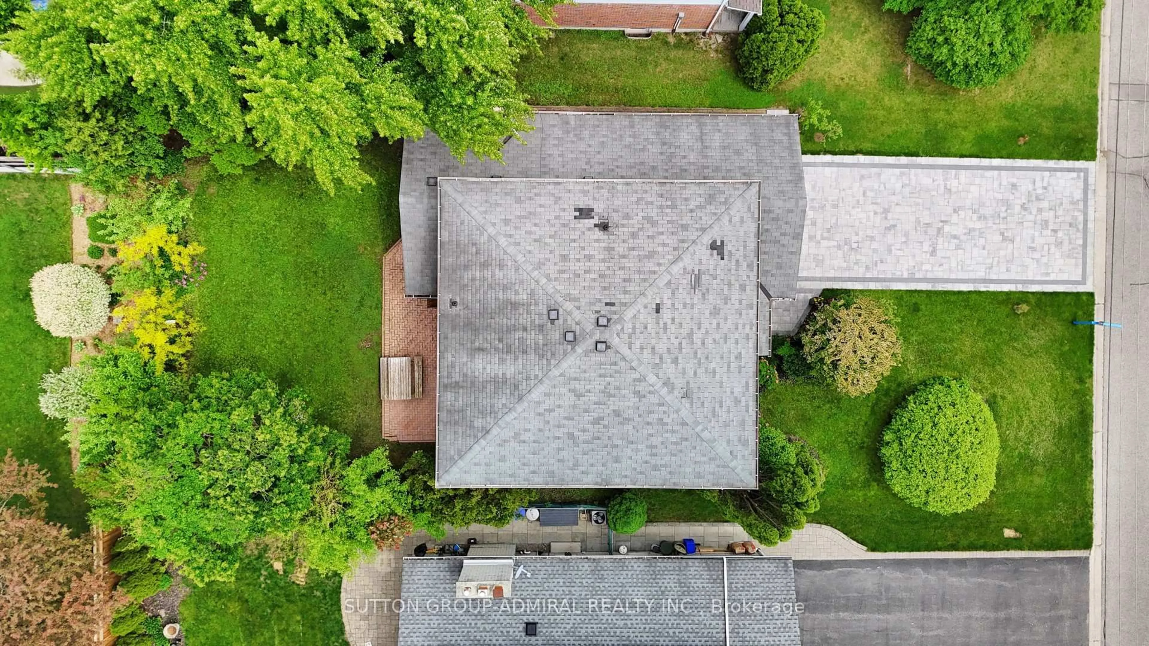 A pic from outside/outdoor area/front of a property/back of a property/a pic from drone, street for 14 Thorny Brae Dr, Markham Ontario L3T 3G4