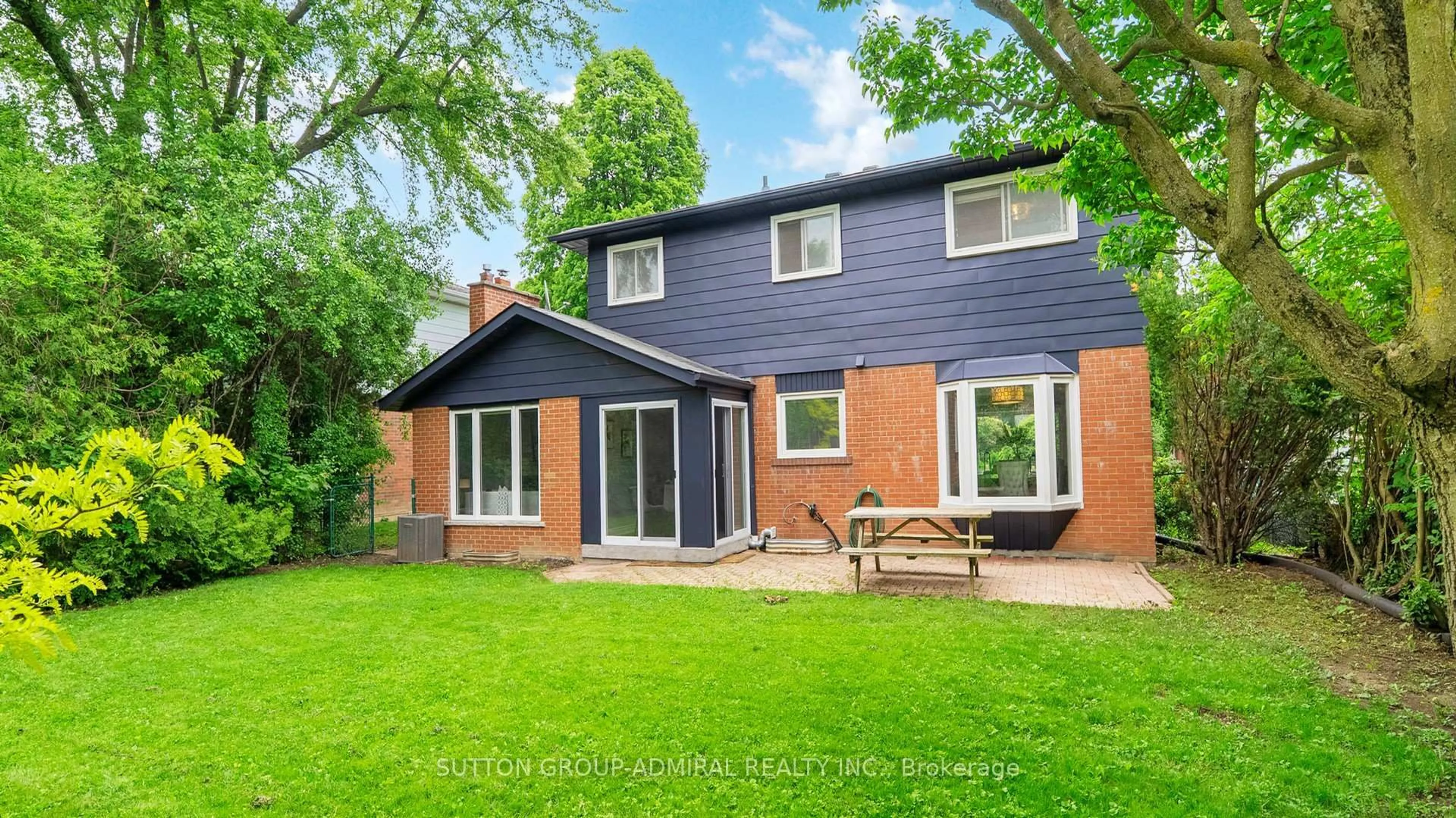 A pic from outside/outdoor area/front of a property/back of a property/a pic from drone, street for 14 Thorny Brae Dr, Markham Ontario L3T 3G4