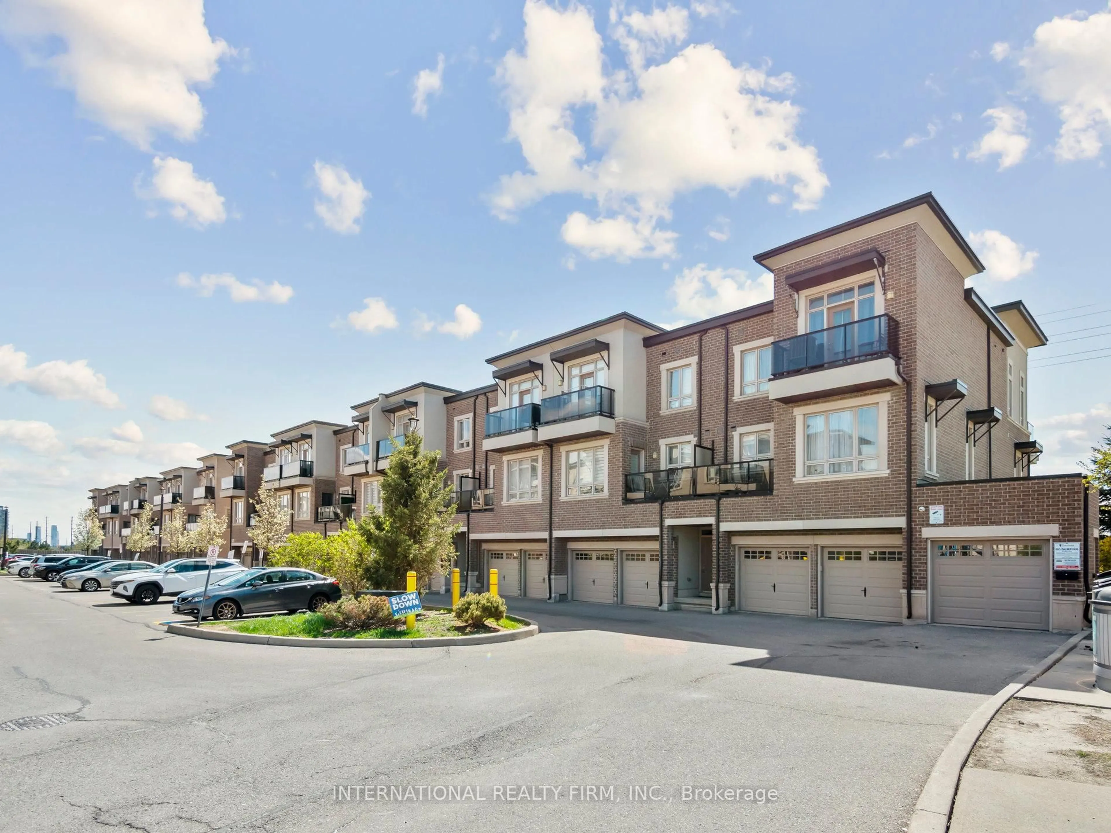 A pic from outside/outdoor area/front of a property/back of a property/a pic from drone, street for 9621 Jane St #14, Vaughan Ontario L6A 4G5