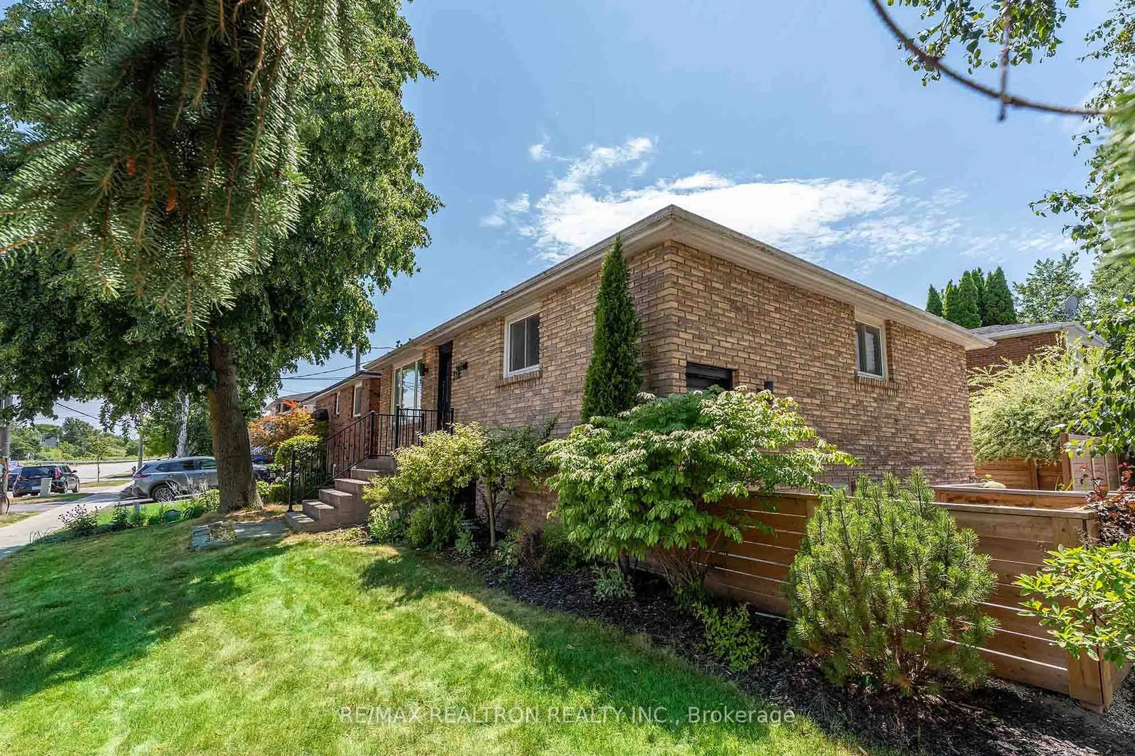 Home with brick exterior material, unknown for 318 Walker Ave, Bradford West Gwillimbury Ontario L3Z 1X7