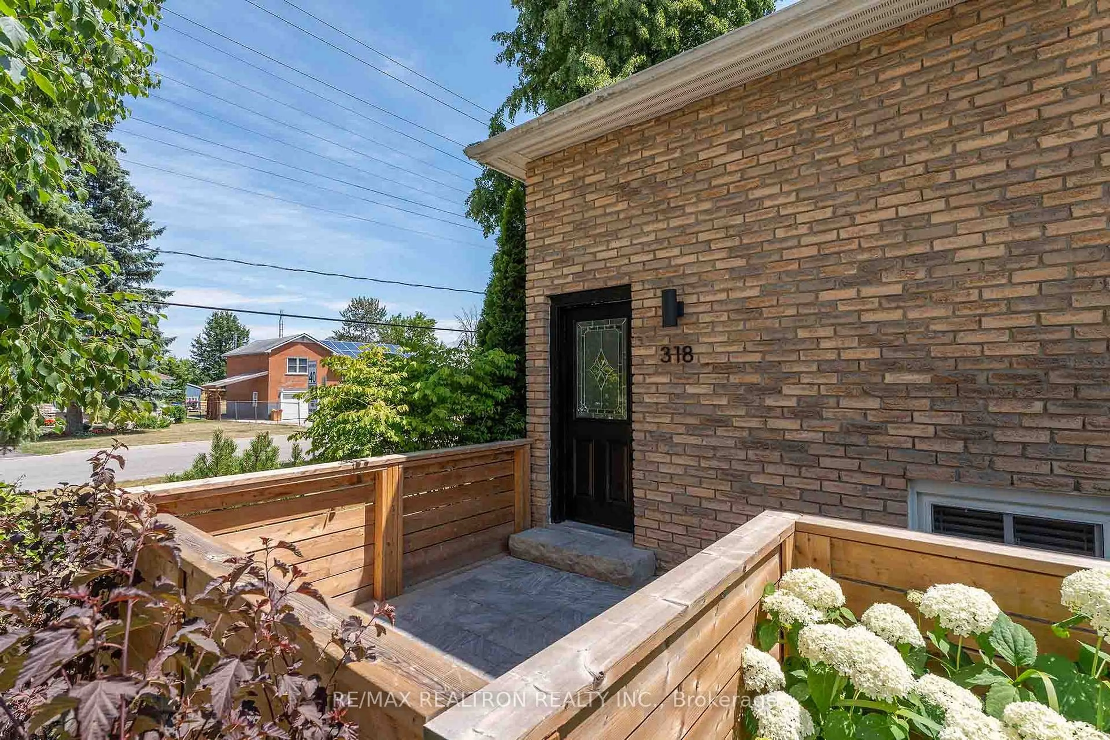Home with brick exterior material, street for 318 Walker Ave, Bradford West Gwillimbury Ontario L3Z 1X7