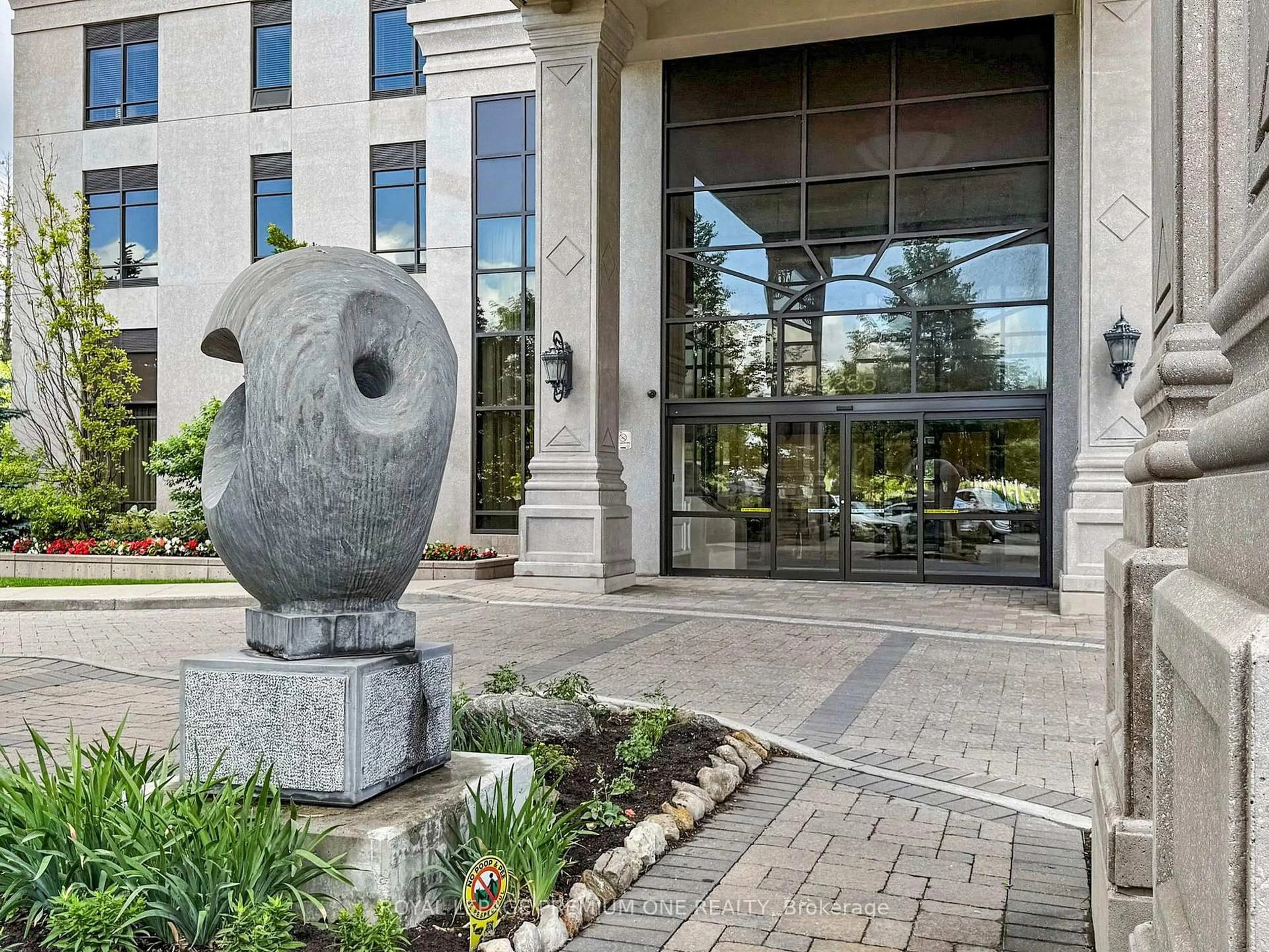 Indoor foyer for 9255 Jane St #1202, Vaughan Ontario L6A 0K1