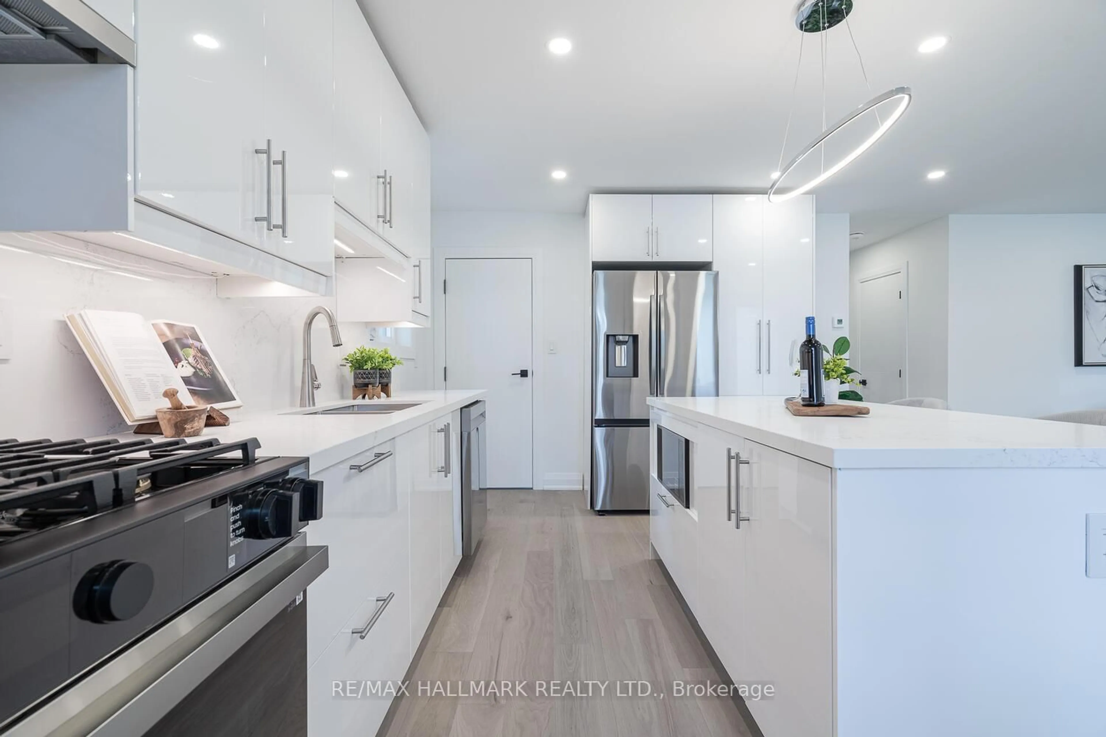 Contemporary kitchen, unknown for 106 Woodpark Pl, Newmarket Ontario L3Y 3P6