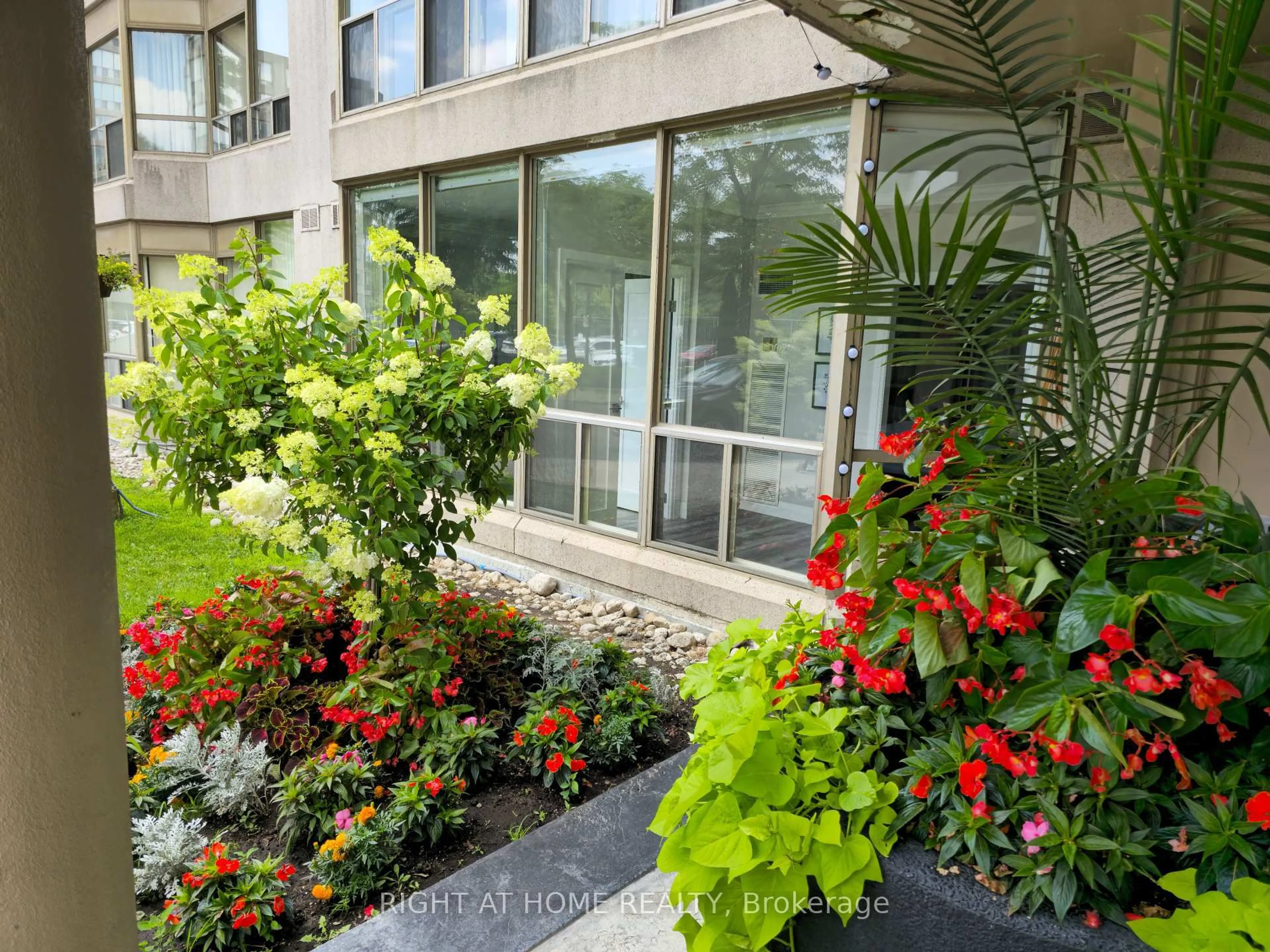 Unknown for 309 Major Mackenzie Dr #115, Richmond Hill Ontario L4C 9V5
