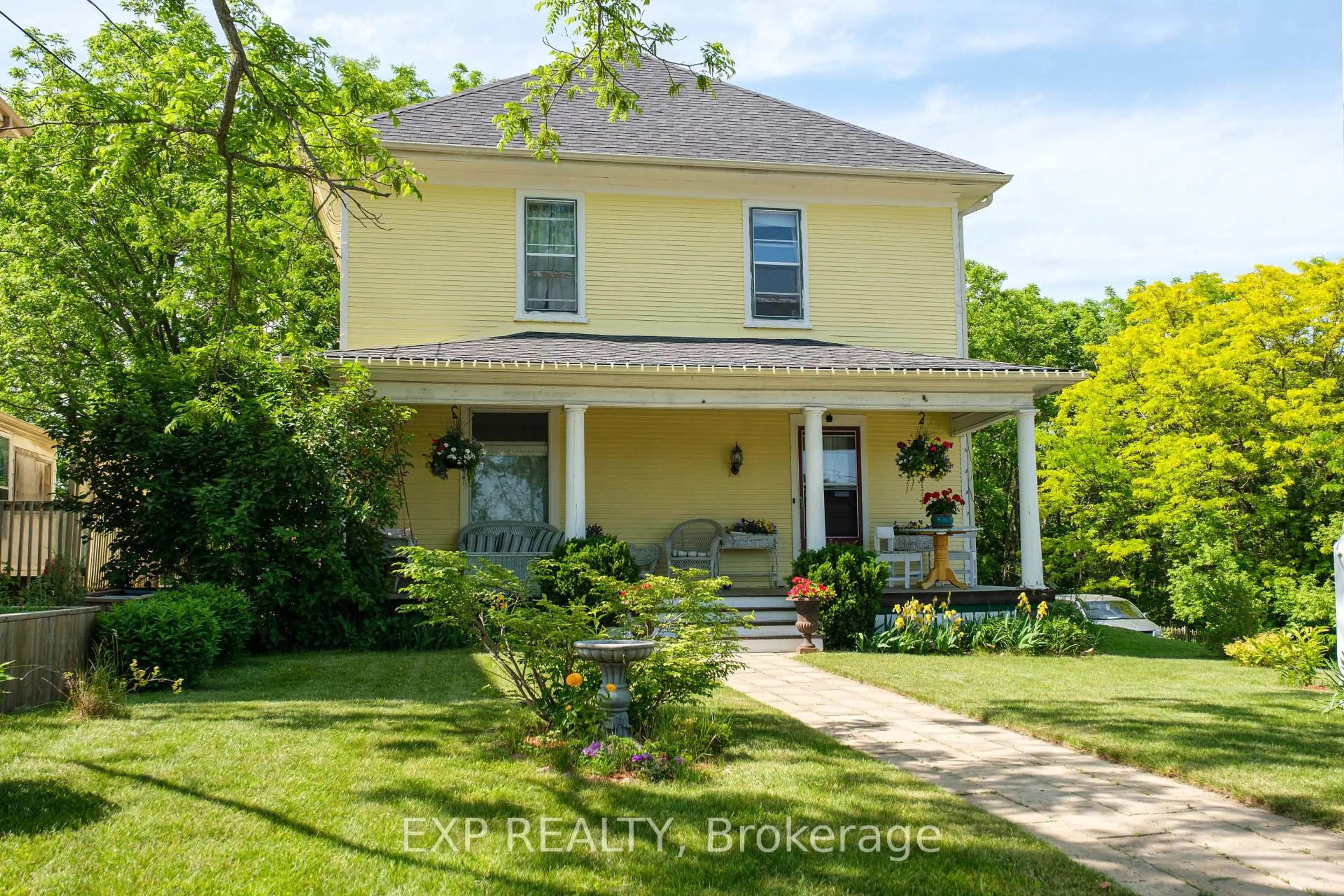A pic from outside/outdoor area/front of a property/back of a property/a pic from drone, street for 145 High St, Georgina Ontario L0E 1R0