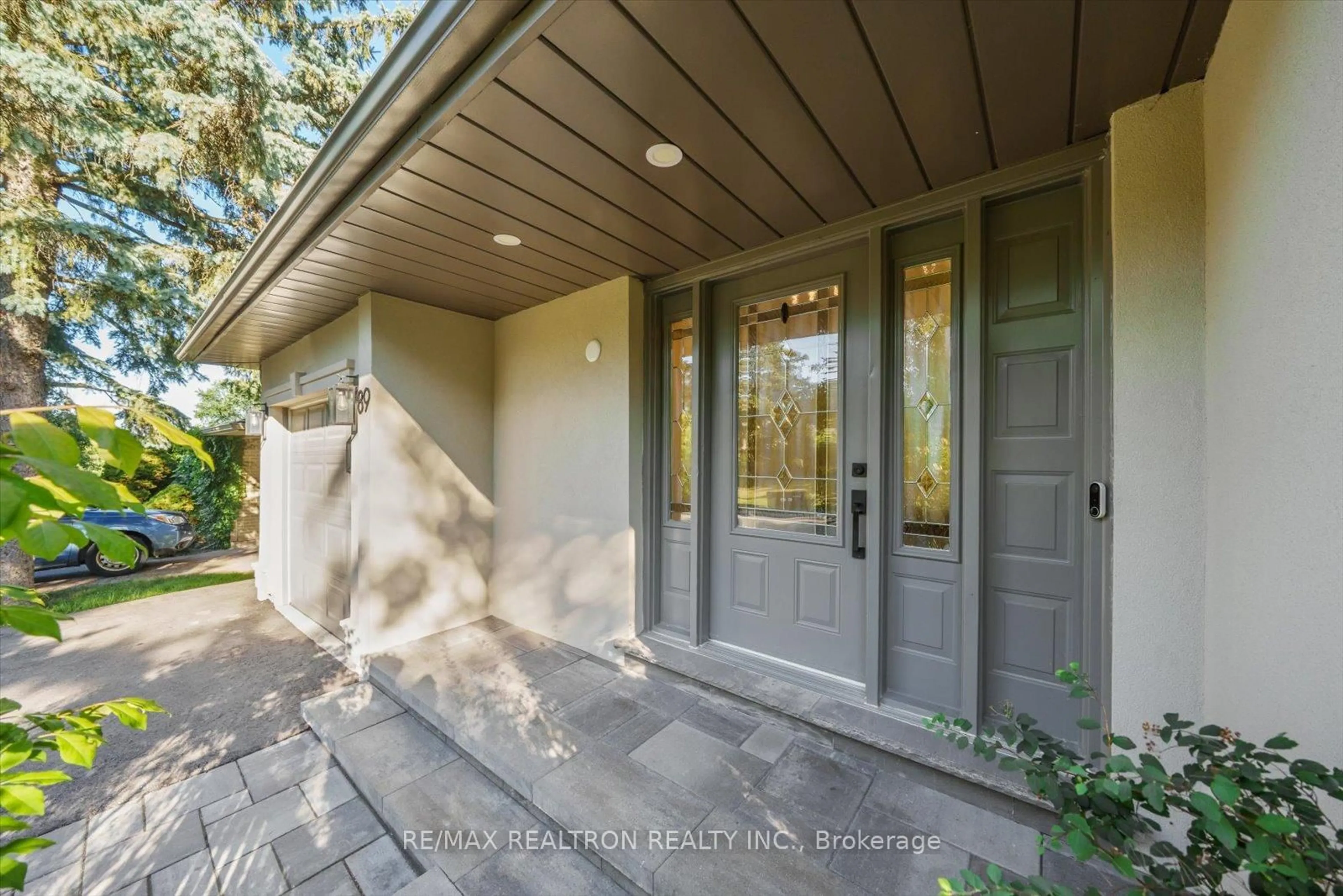 Indoor entryway for 89 Devins Dr, Aurora Ontario L4G 2Z5
