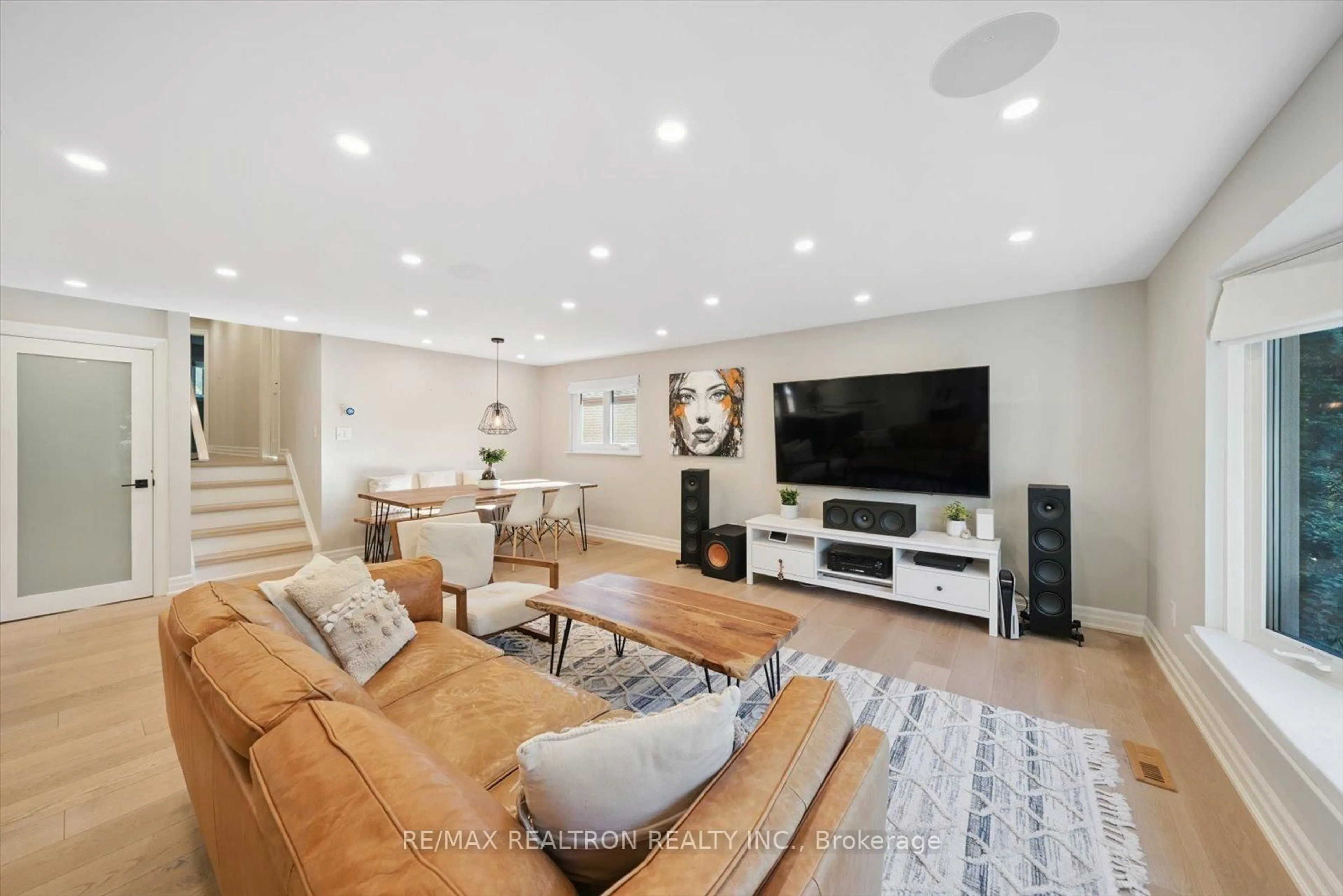 Living room with furniture, unknown for 89 Devins Dr, Aurora Ontario L4G 2Z5