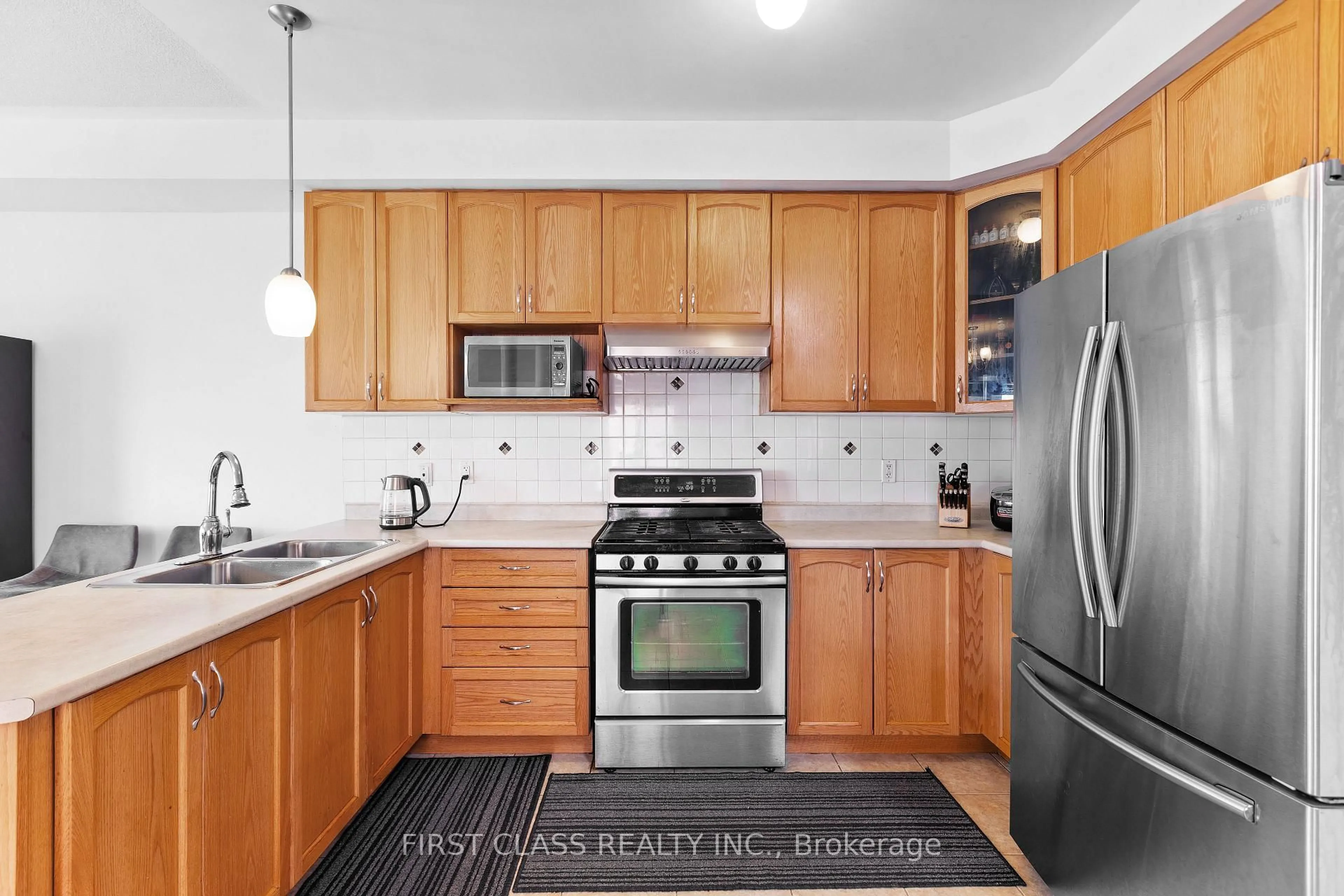 Standard kitchen, ceramic/tile floor for 74 Evershot Cres, Markham Ontario L6E 0L7