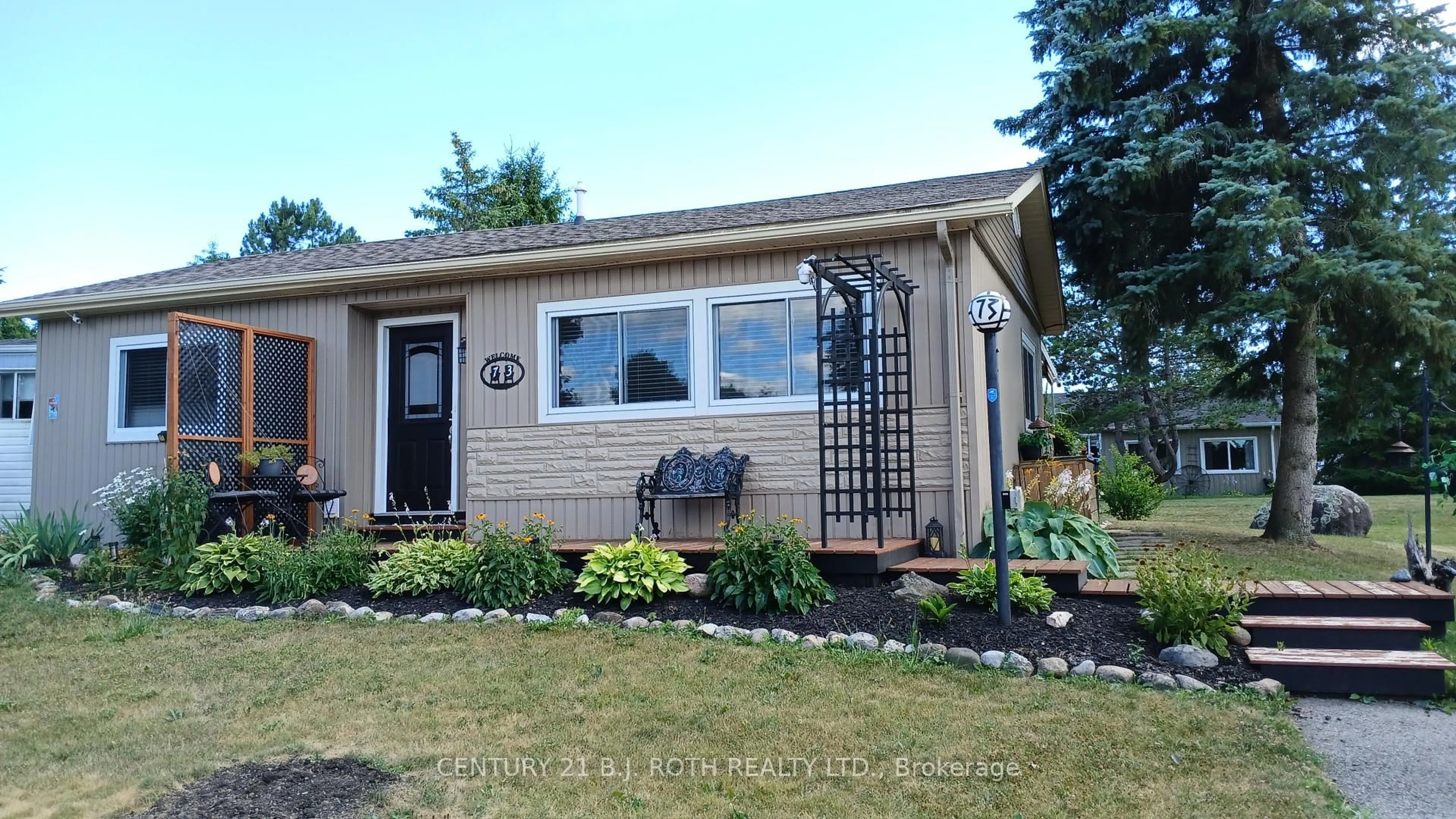 Home with vinyl exterior material, street for 73 Linden Lane, Innisfil Ontario L9S 1P3