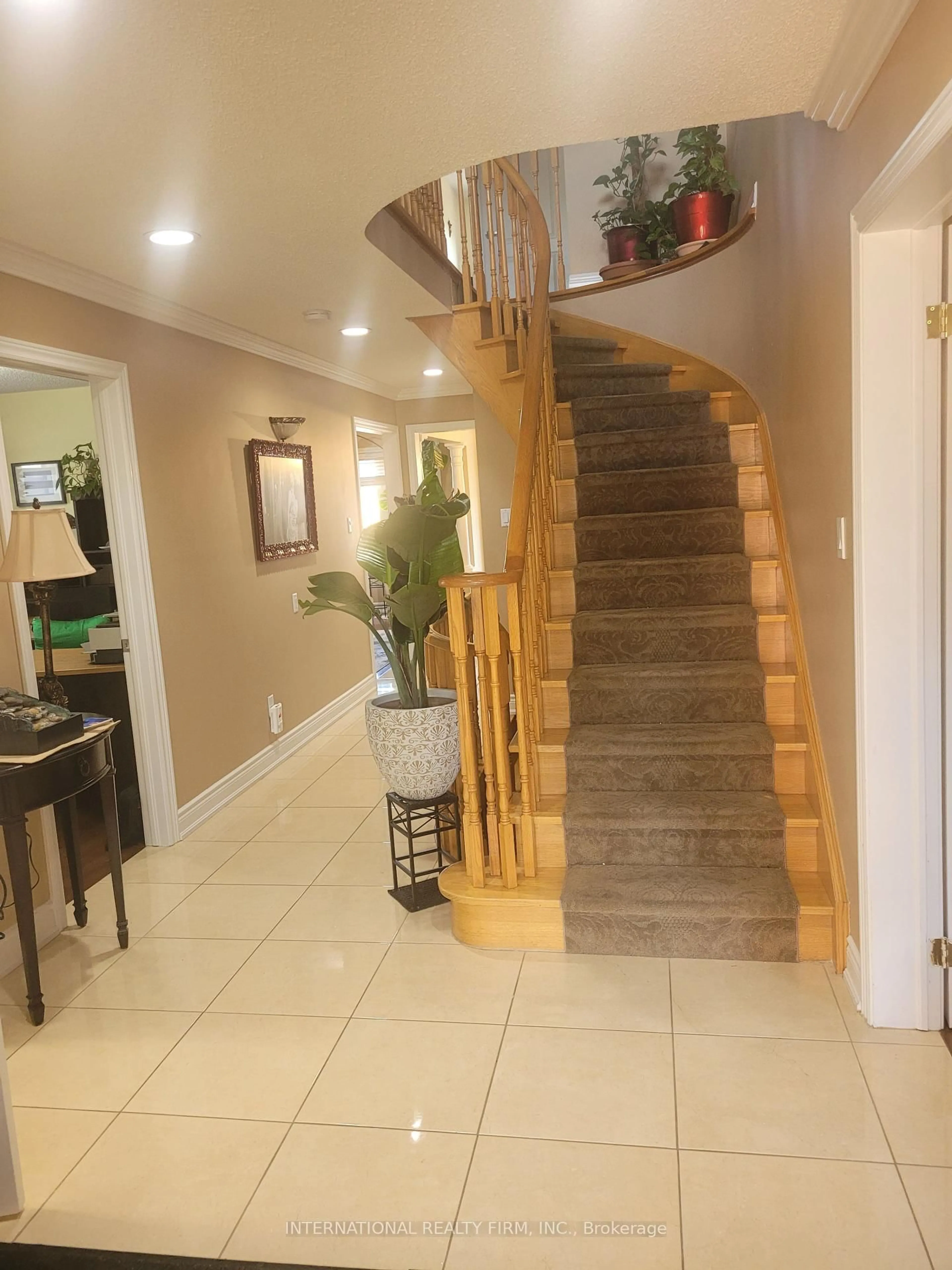 Indoor foyer for 8912 Martin Grove Rd, Vaughan Ontario L4H 1C3