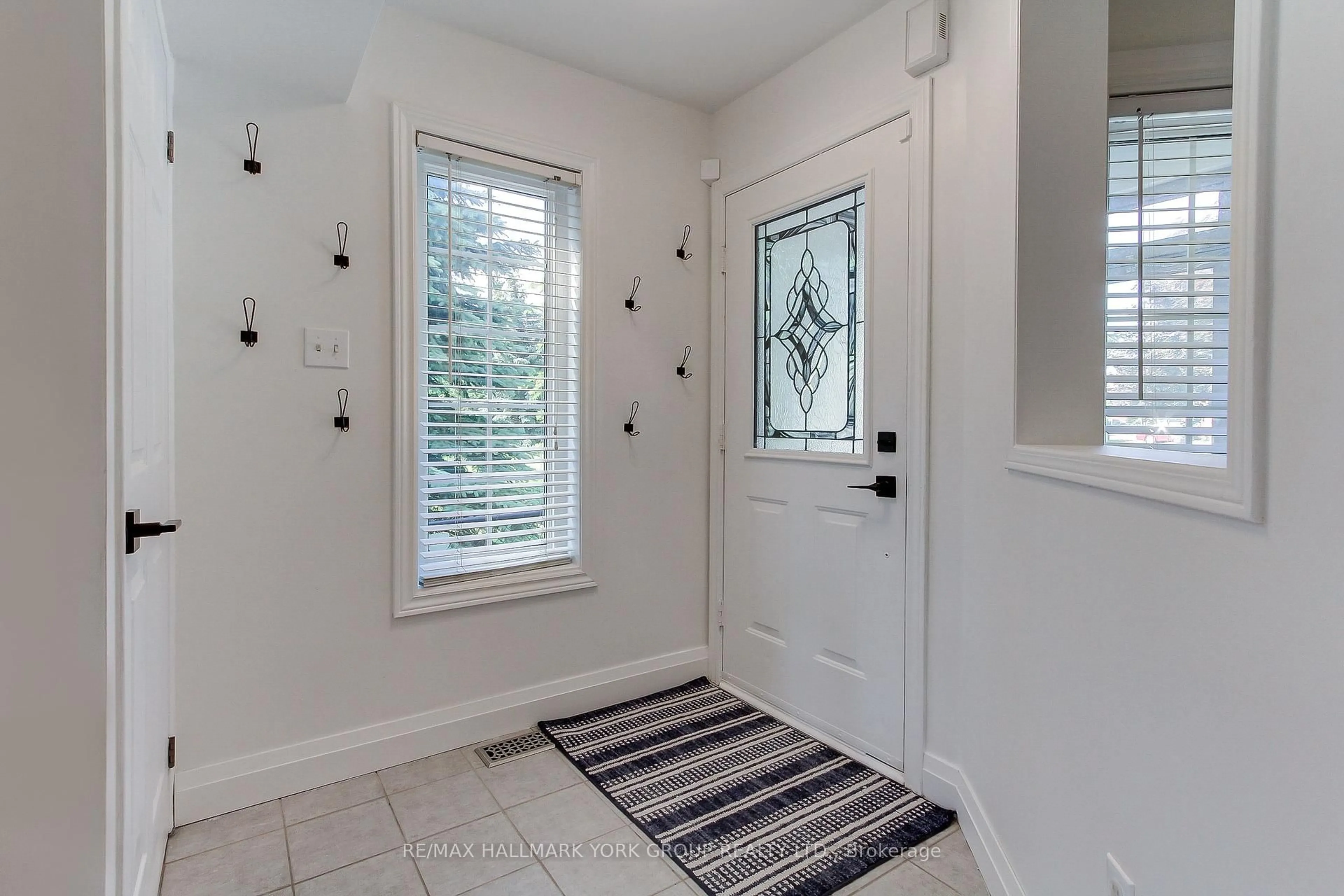 Indoor entryway for 316 Pinnacle Tr, Aurora Ontario L4G 7G2