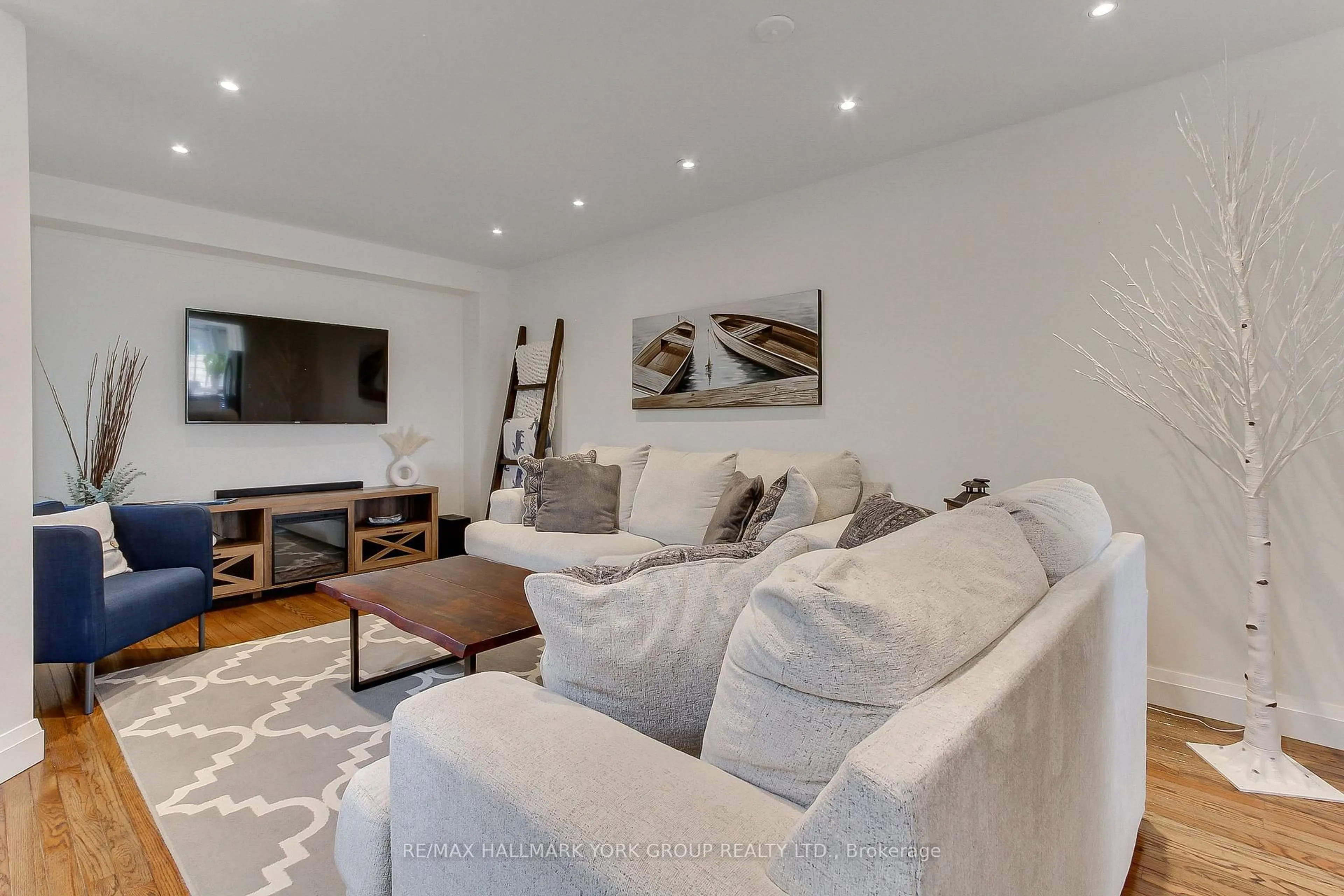 Living room with furniture, unknown for 316 Pinnacle Tr, Aurora Ontario L4G 7G2