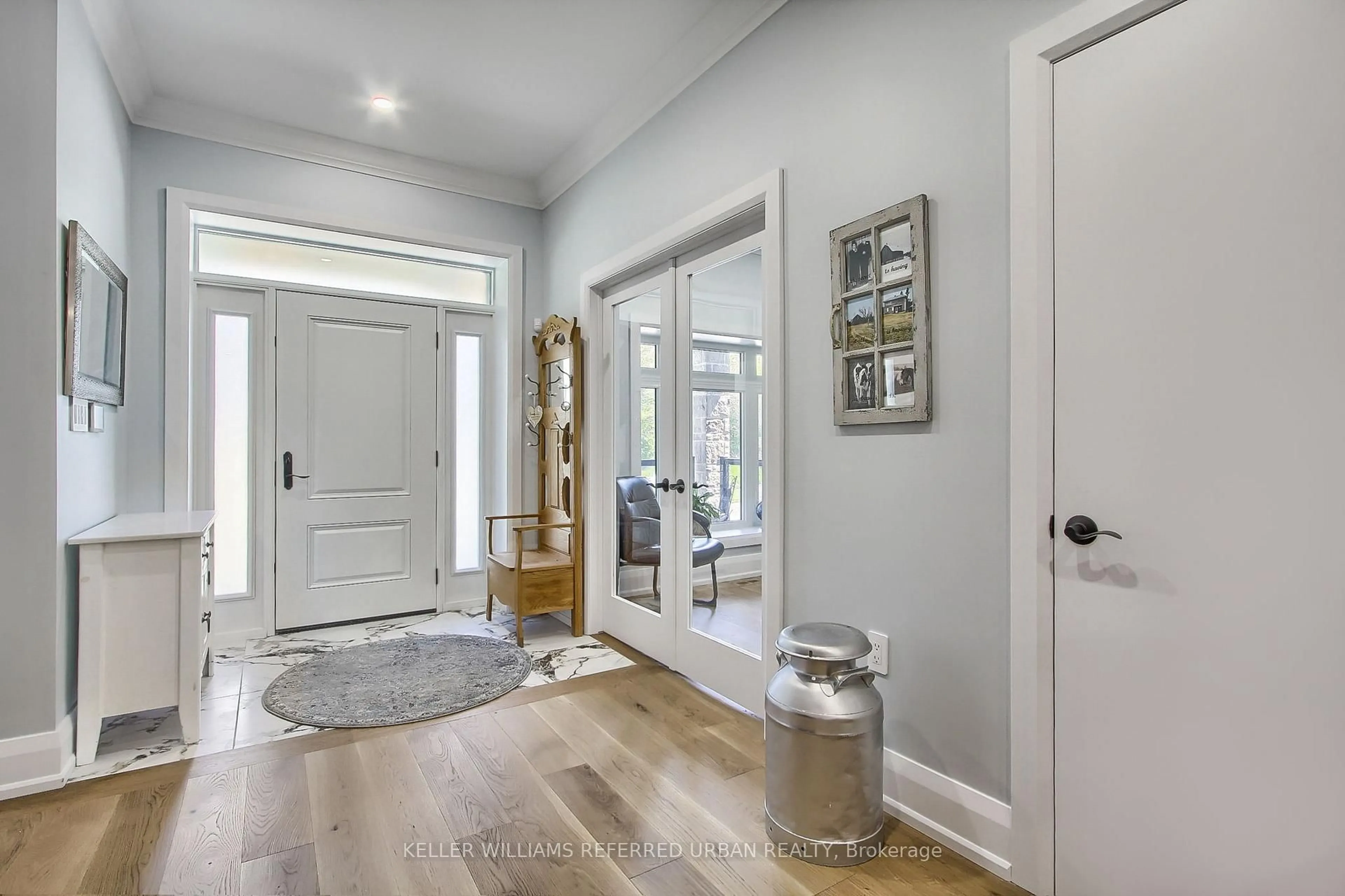 Indoor entryway for 2705 14th Line, Innisfil Ontario L0L 1R0
