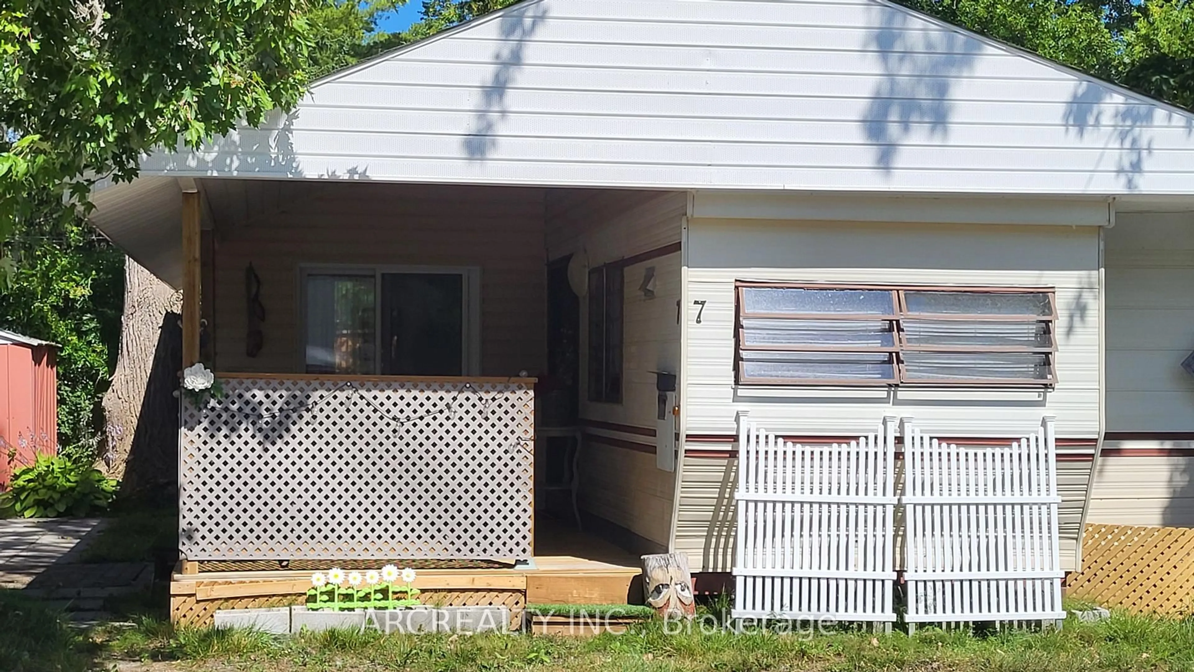 Home with vinyl exterior material, street for 7 Cardinal Lane, Georgina Ontario L0E 1N0