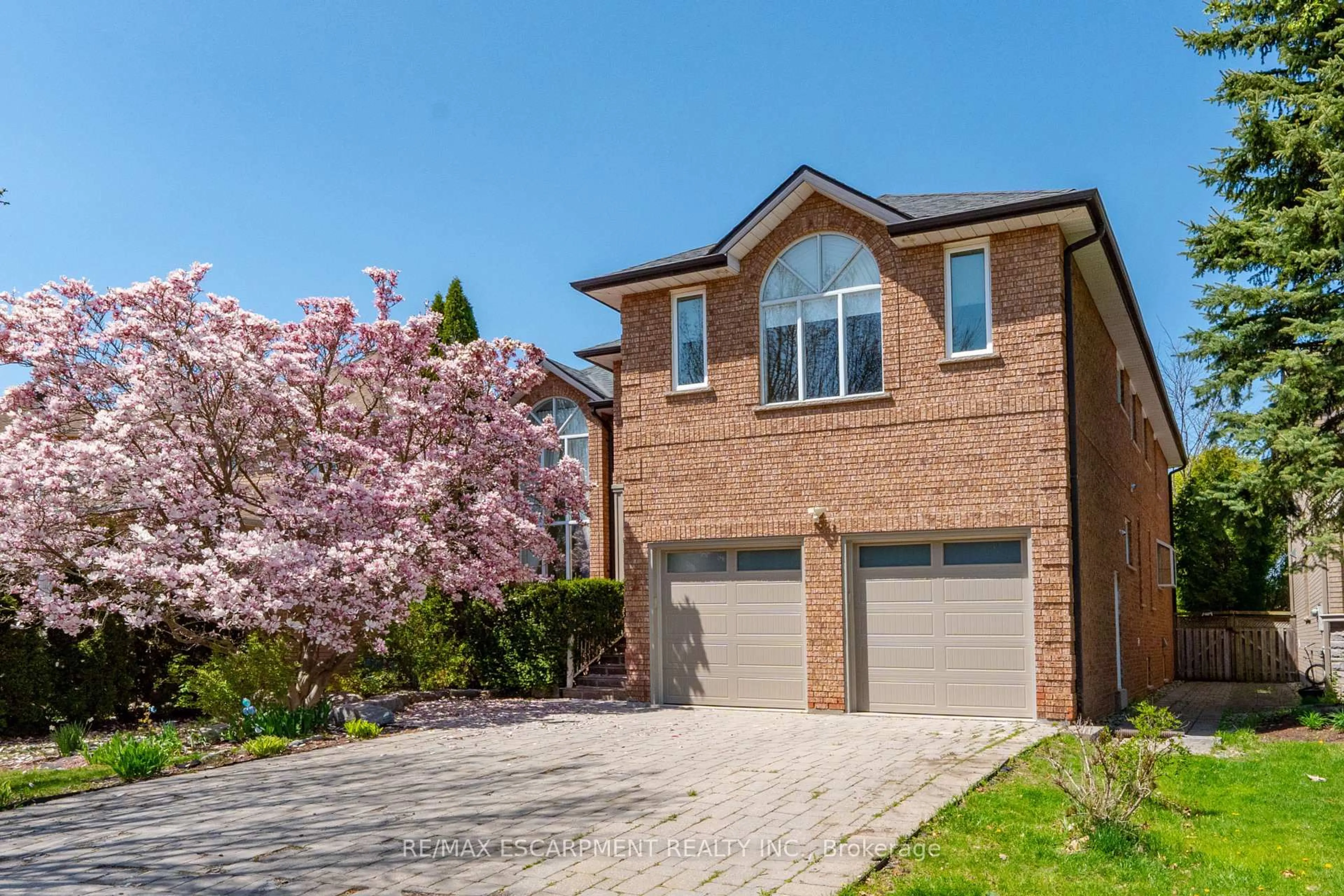 Home with brick exterior material, street for 122 Arten Ave, Richmond Hill Ontario L4C 9Y3