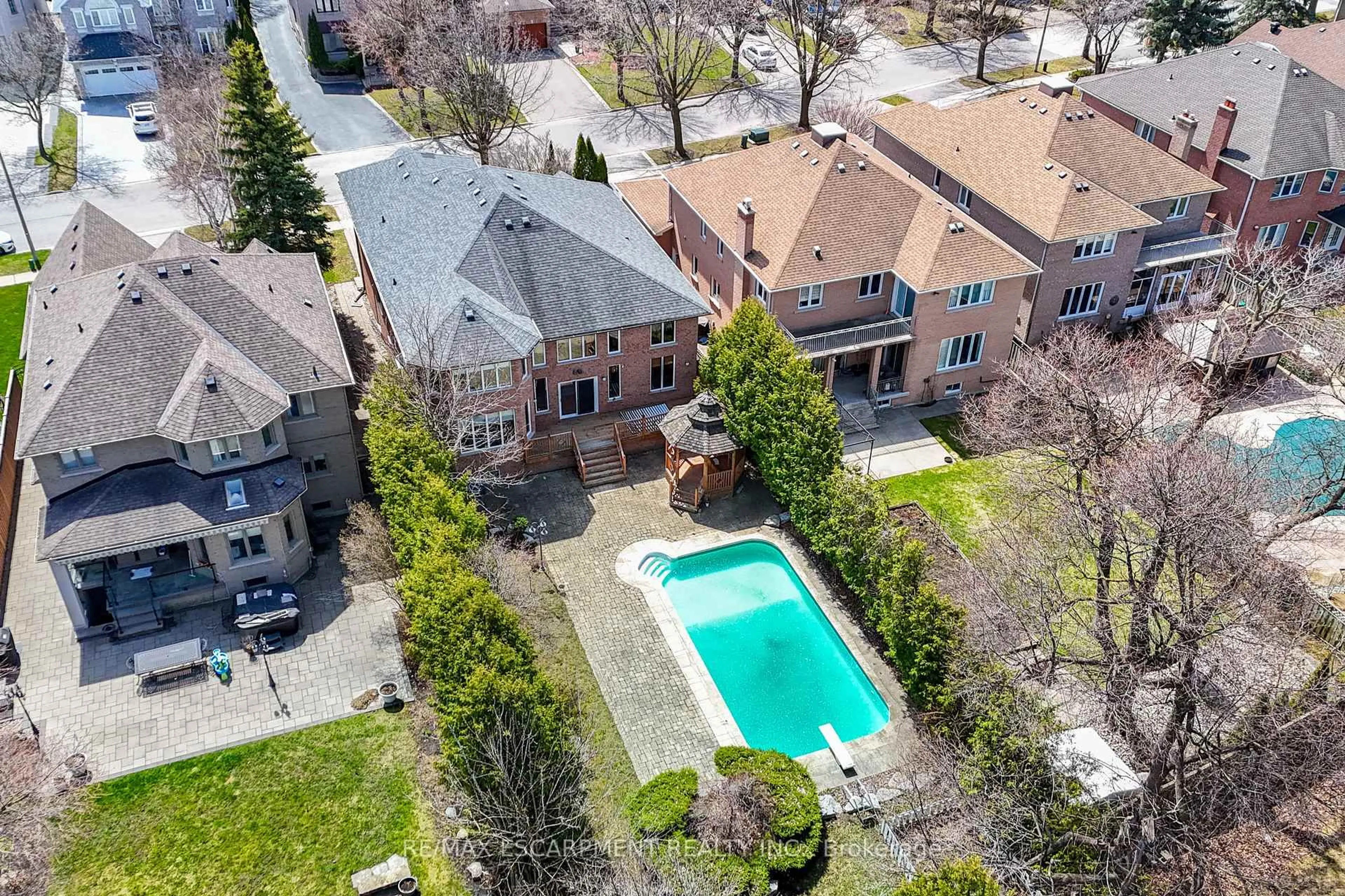 A pic from outside/outdoor area/front of a property/back of a property/a pic from drone, street for 122 Arten Ave, Richmond Hill Ontario L4C 9Y3