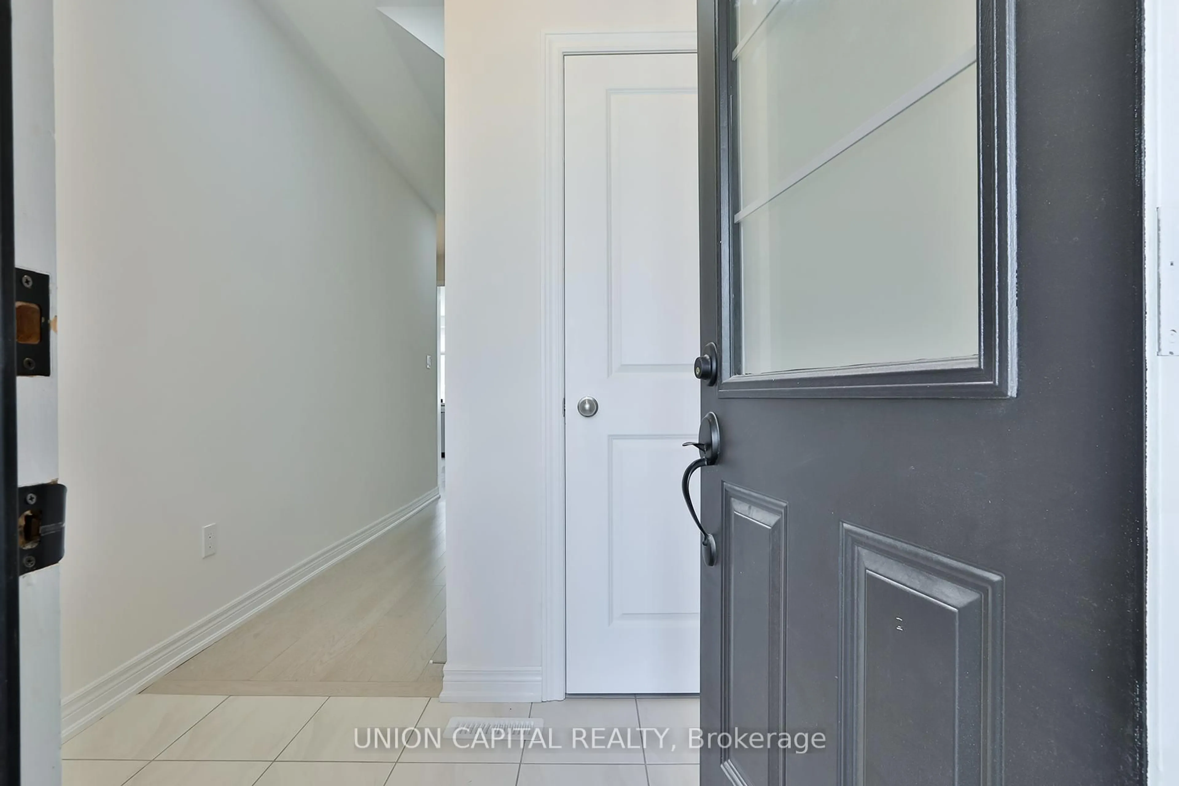 Indoor entryway for 17 Markview Rd, Whitchurch-Stouffville Ontario L4A 4W1